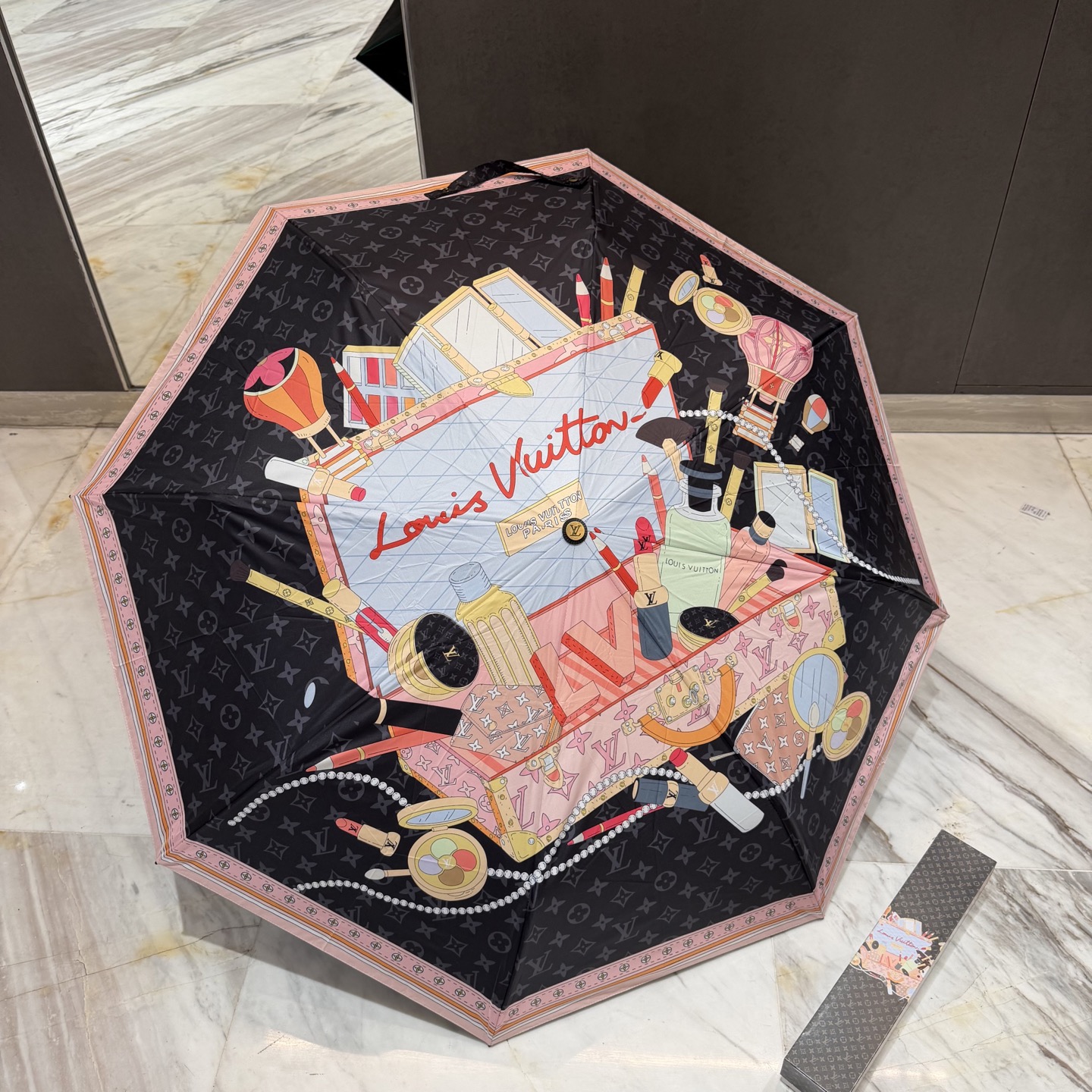 LV 路易威登三折防晒睛雨伞。。 夏季新款 全自动折叠晴雨伞 内里黑色涂层防晒有效阻隔紫外线99%，UP