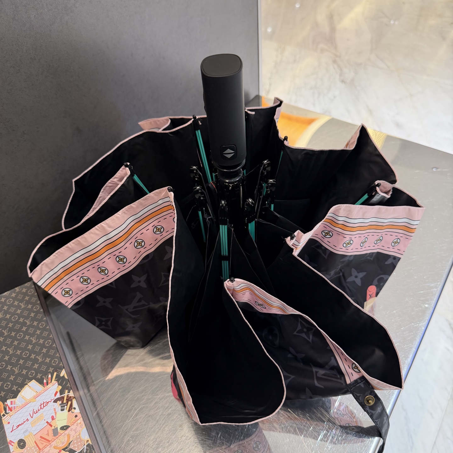 LV 路易威登三折防晒睛雨伞。。 夏季新款 全自动折叠晴雨伞 内里黑色涂层防晒有效阻隔紫外线99%，UP