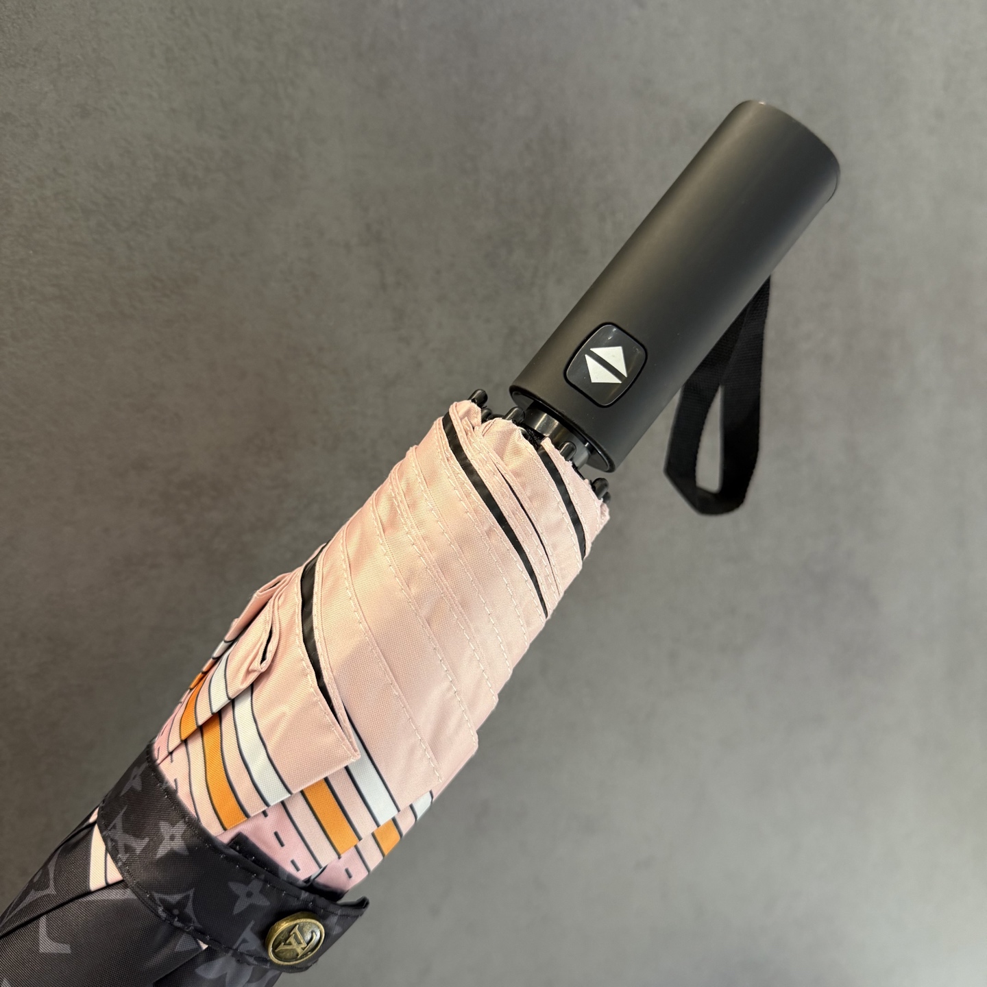 LV 路易威登三折防晒睛雨伞。。 夏季新款 全自动折叠晴雨伞 内里黑色涂层防晒有效阻隔紫外线99%，UP