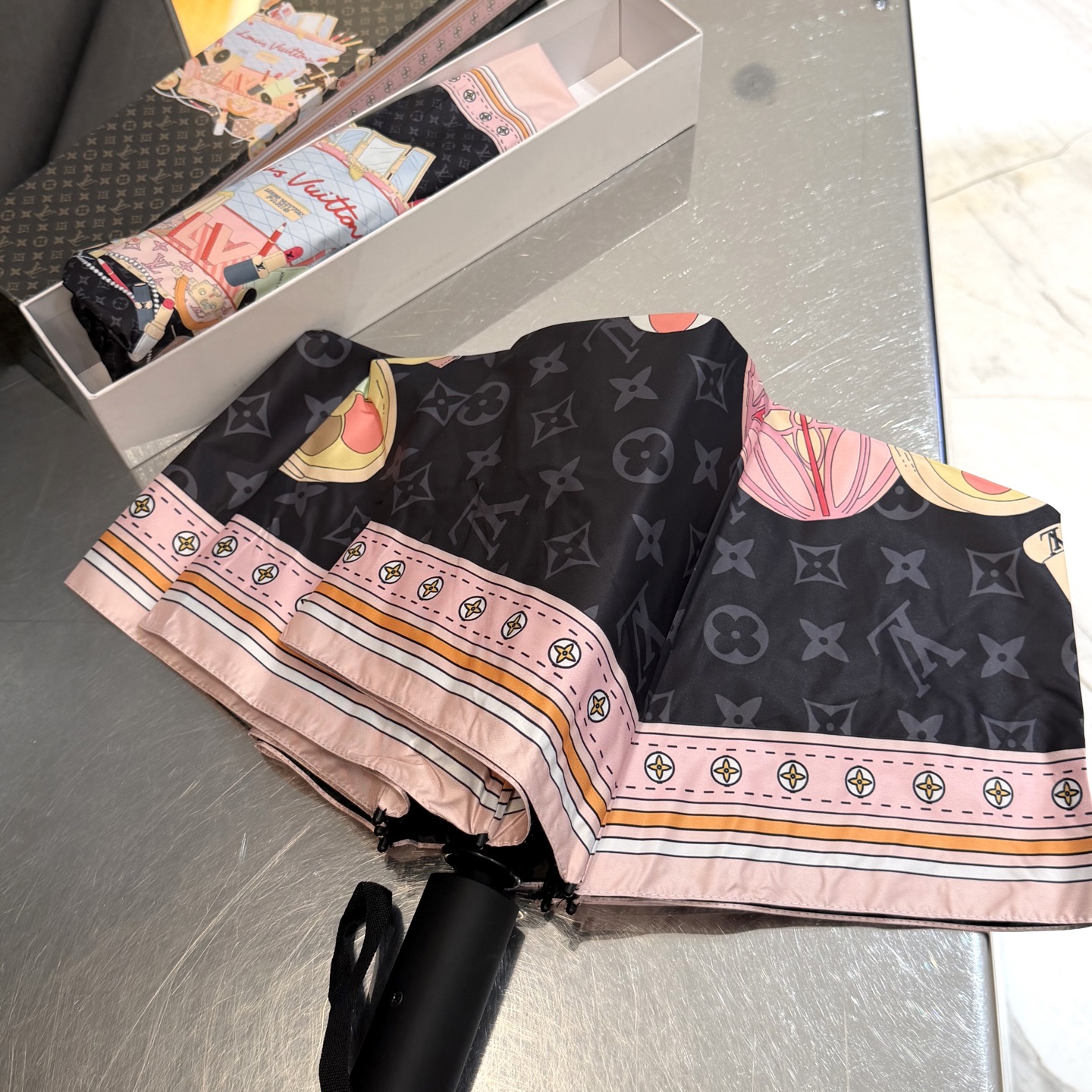 LV 路易威登三折防晒睛雨伞。。 夏季新款 全自动折叠晴雨伞 内里黑色涂层防晒有效阻隔紫外线99%，UP