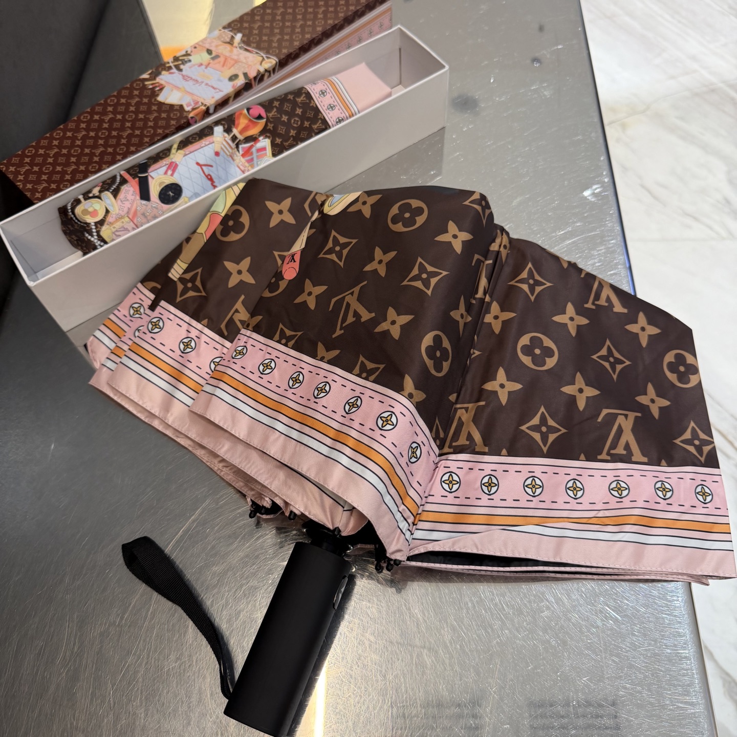 LV 路易威登三折防晒睛雨伞。。 夏季新款 全自动折叠晴雨伞 内里黑色涂层防晒有效阻隔紫外线99%，UP