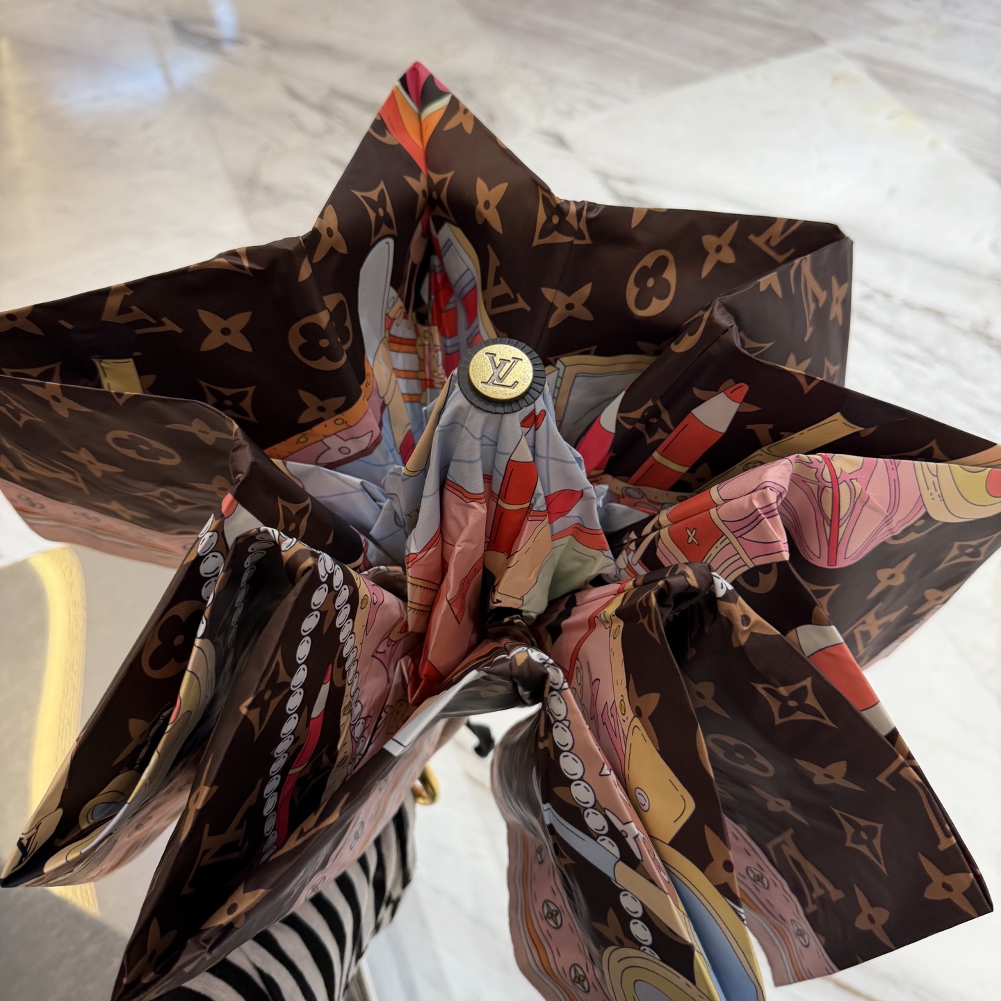 LV 路易威登三折防晒睛雨伞。。 夏季新款 全自动折叠晴雨伞 内里黑色涂层防晒有效阻隔紫外线99%，UP