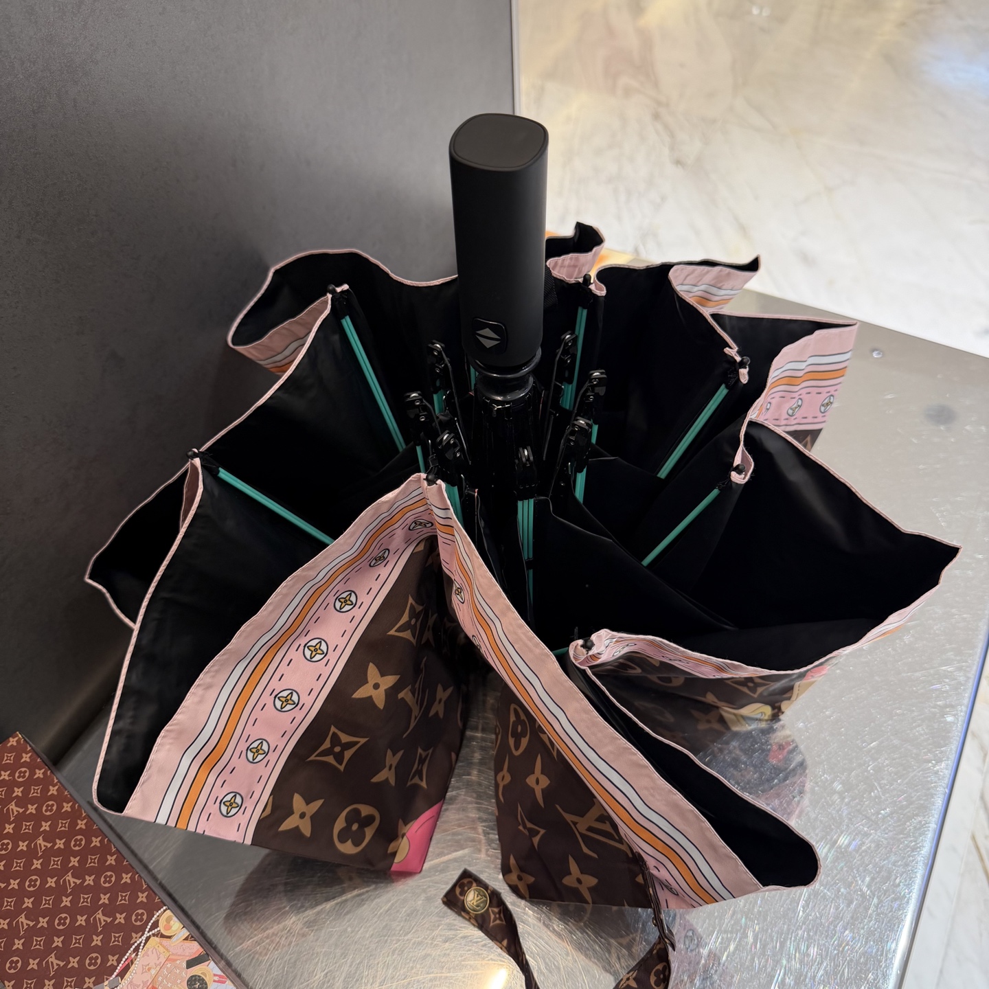 LV 路易威登三折防晒睛雨伞。。 夏季新款 全自动折叠晴雨伞 内里黑色涂层防晒有效阻隔紫外线99%，UP