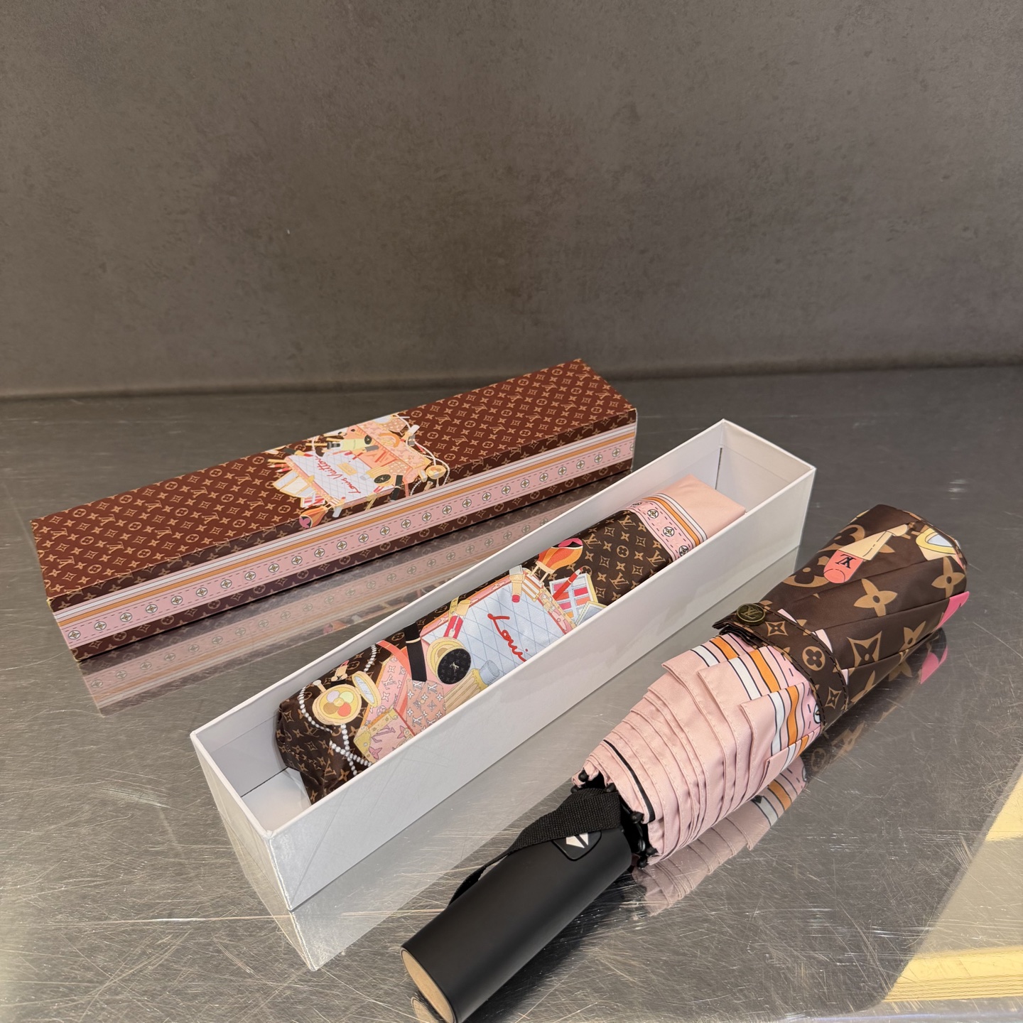 LV 路易威登三折防晒睛雨伞。。 夏季新款 全自动折叠晴雨伞 内里黑色涂层防晒有效阻隔紫外线99%，UP