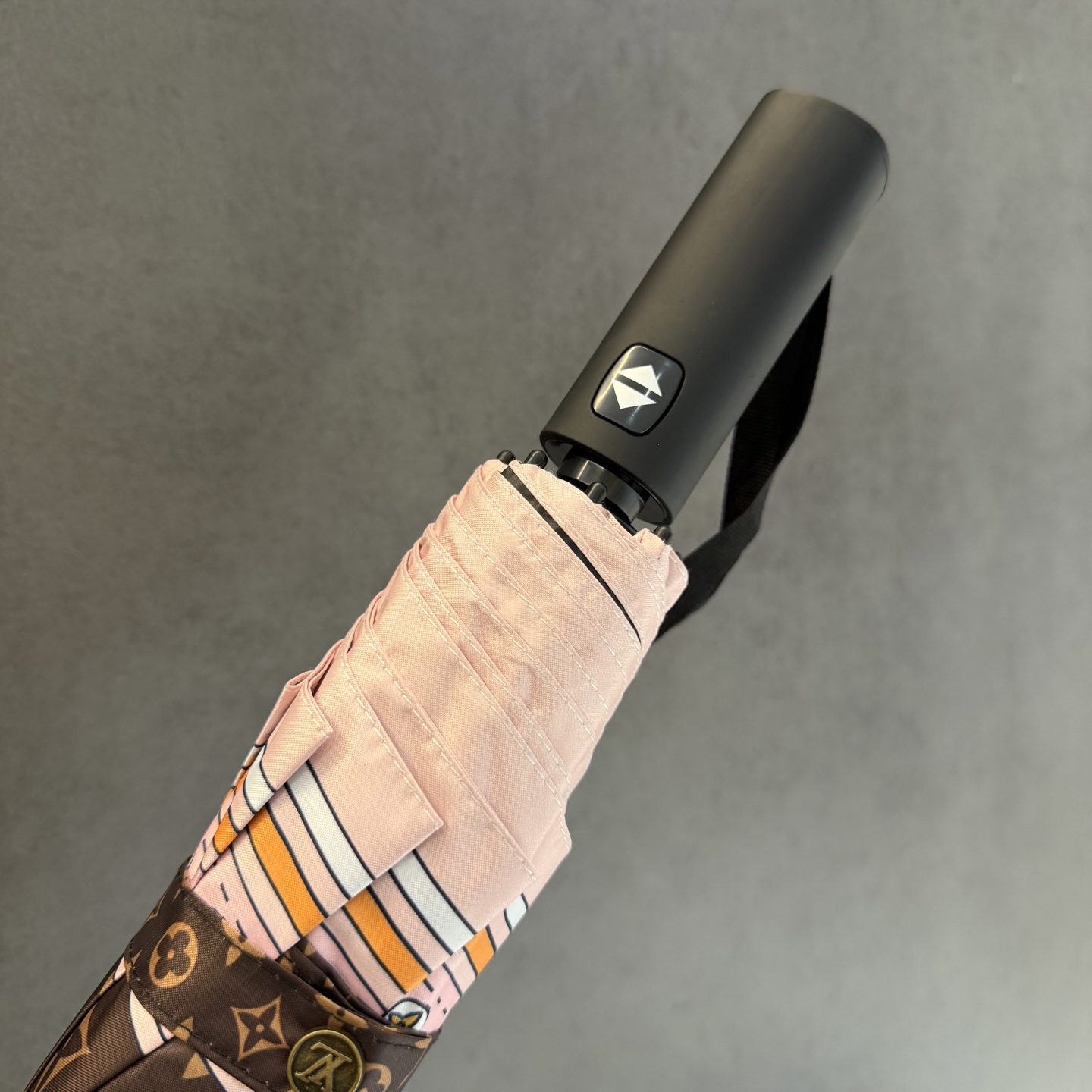 LV 路易威登三折防晒睛雨伞。。 夏季新款 全自动折叠晴雨伞 内里黑色涂层防晒有效阻隔紫外线99%，UP