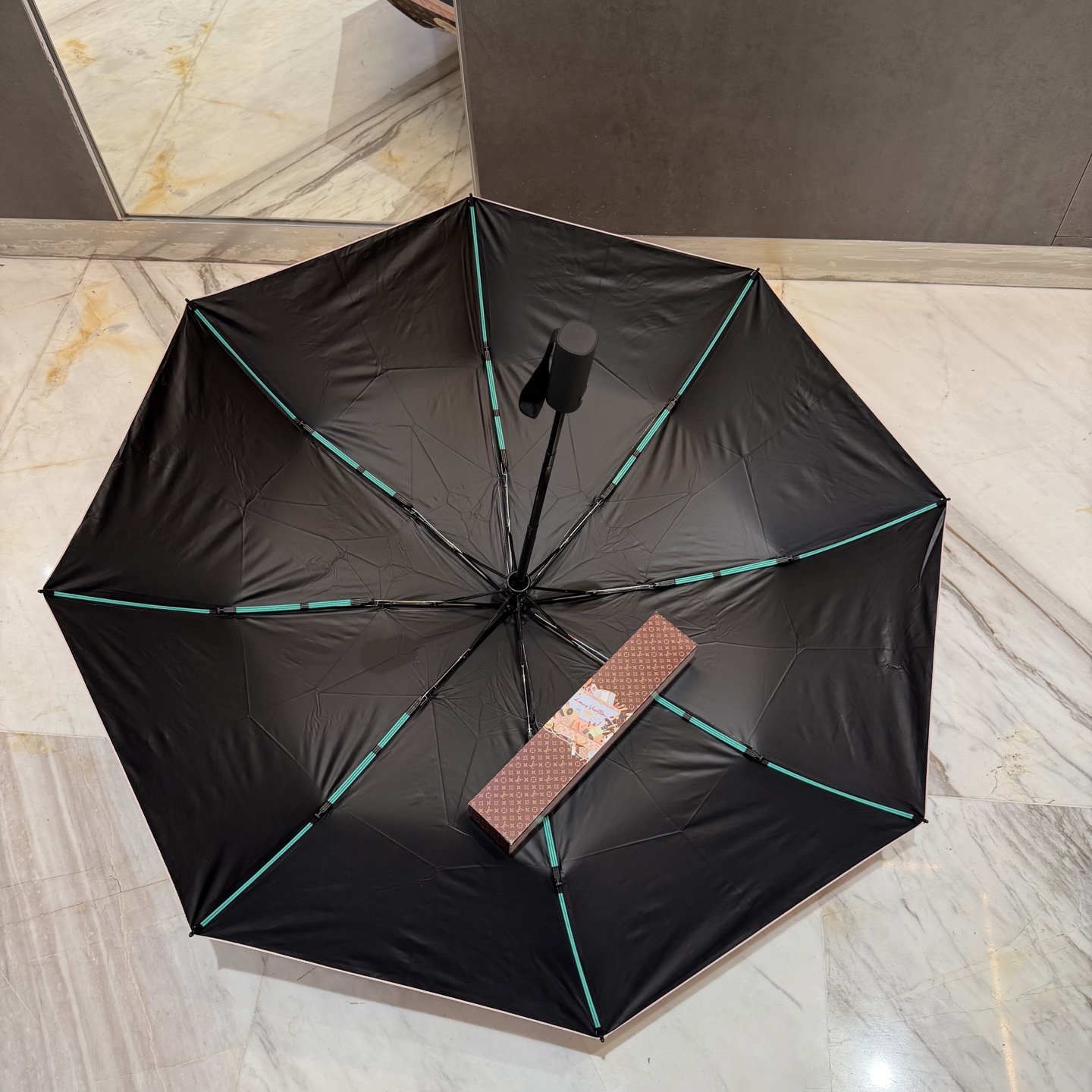 LV 路易威登三折防晒睛雨伞。。 夏季新款 全自动折叠晴雨伞 内里黑色涂层防晒有效阻隔紫外线99%，UP