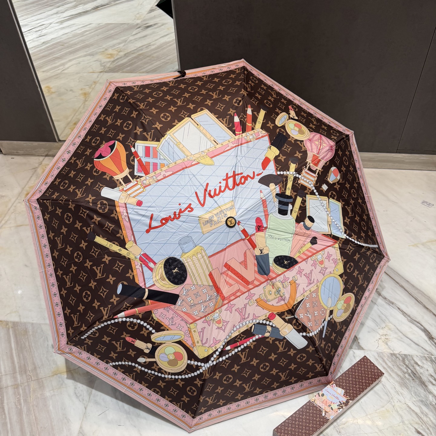 LV 路易威登三折防晒睛雨伞。。 夏季新款 全自动折叠晴雨伞 内里黑色涂层防晒有效阻隔紫外线99%，UP