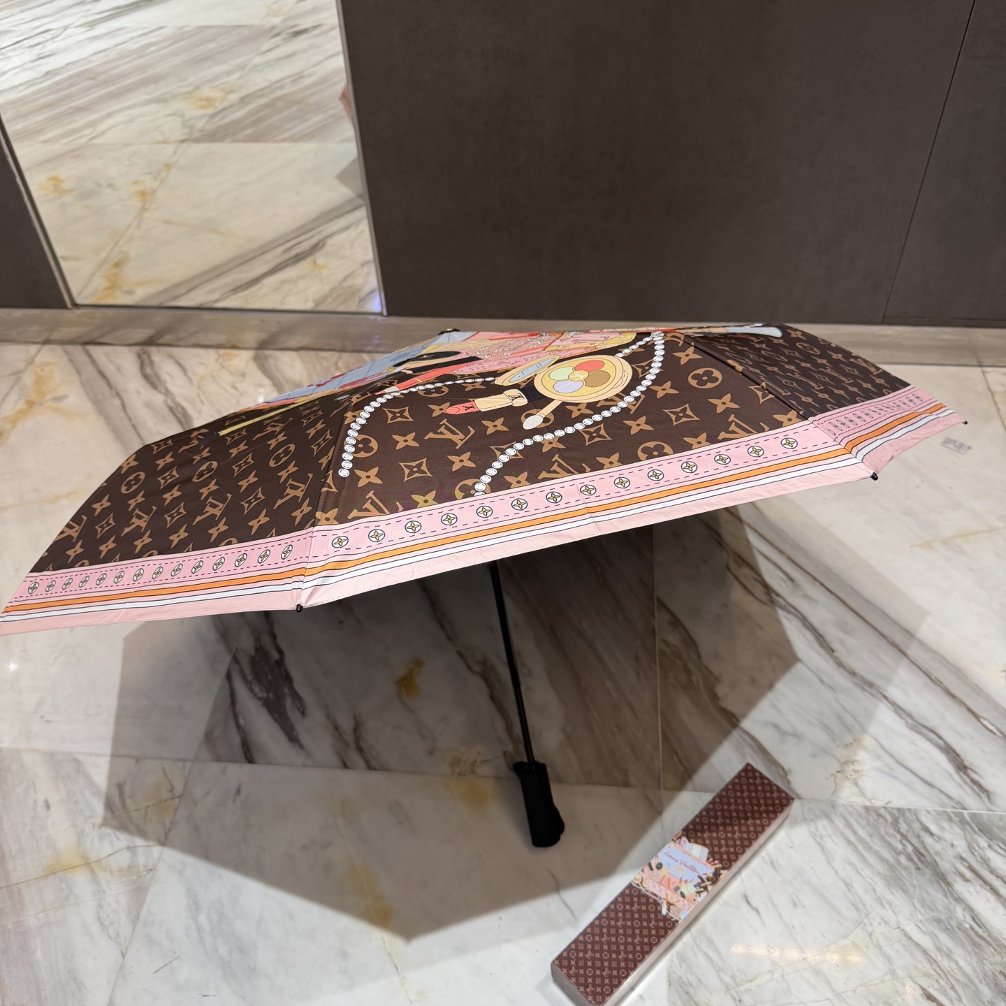 LV 路易威登三折防晒睛雨伞。。 夏季新款 全自动折叠晴雨伞 内里黑色涂层防晒有效阻隔紫外线99%，UP