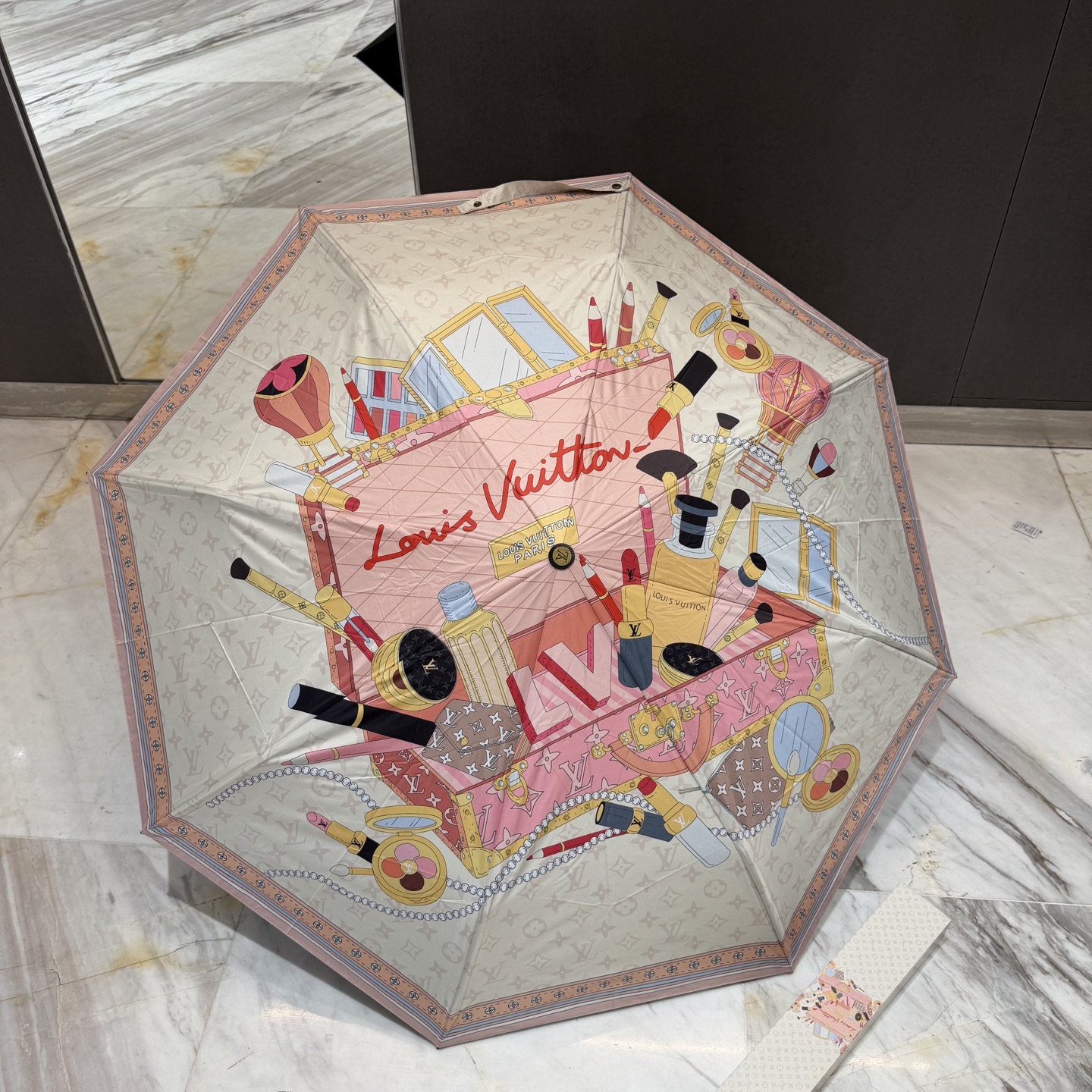 LV 路易威登三折防晒睛雨伞。。 夏季新款 全自动折叠晴雨伞 内里黑色涂层防晒有效阻隔紫外线99%，UP