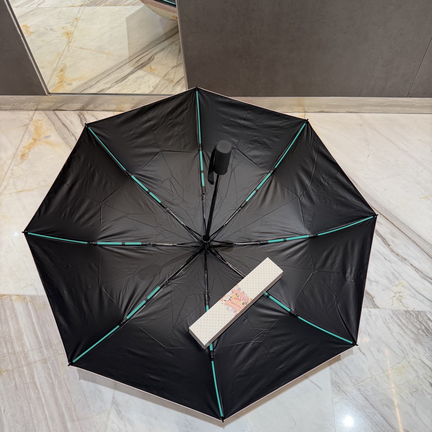 LV 路易威登三折防晒睛雨伞。。 夏季新款 全自动折叠晴雨伞 内里黑色涂层防晒有效阻隔紫外线99%，UP