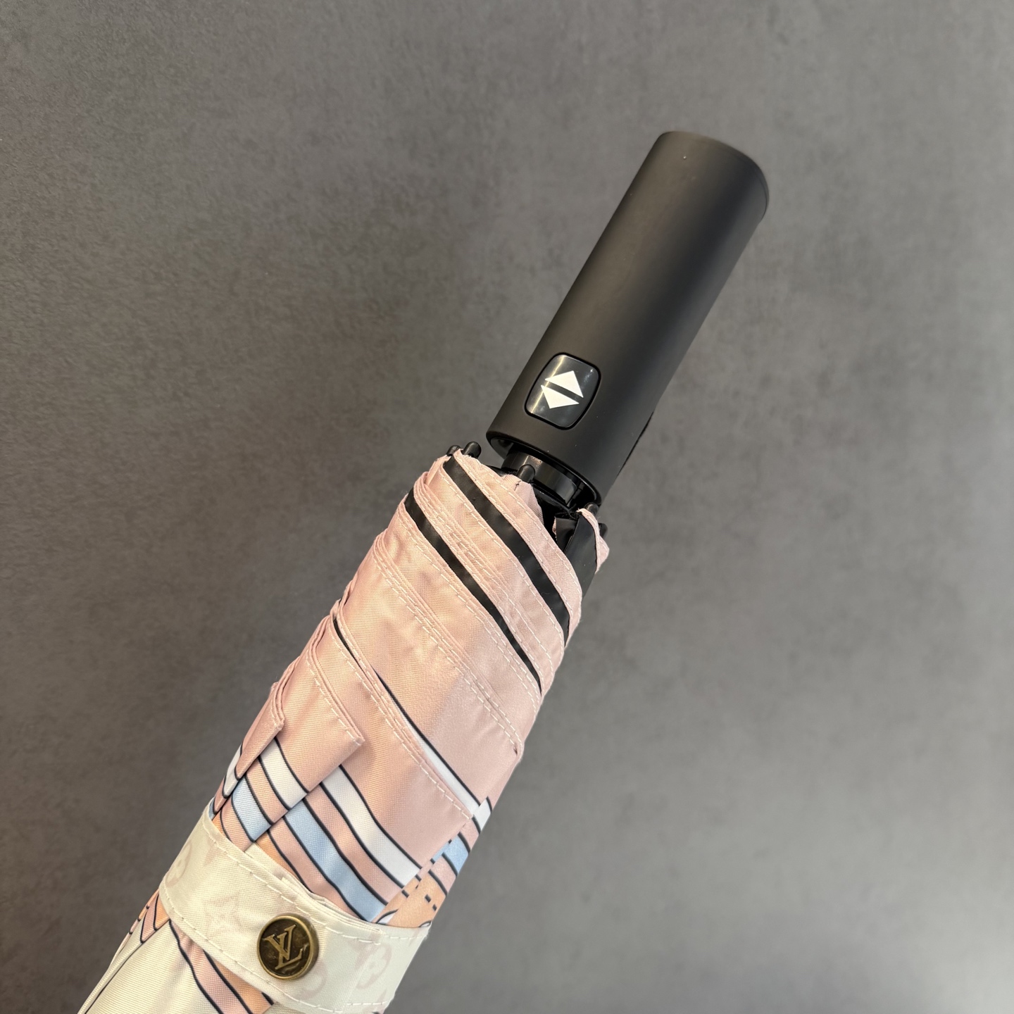 LV 路易威登三折防晒睛雨伞。。 夏季新款 全自动折叠晴雨伞 内里黑色涂层防晒有效阻隔紫外线99%，UP