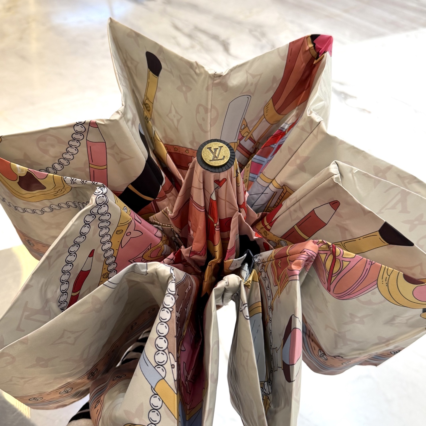 LV 路易威登三折防晒睛雨伞。。 夏季新款 全自动折叠晴雨伞 内里黑色涂层防晒有效阻隔紫外线99%，UP