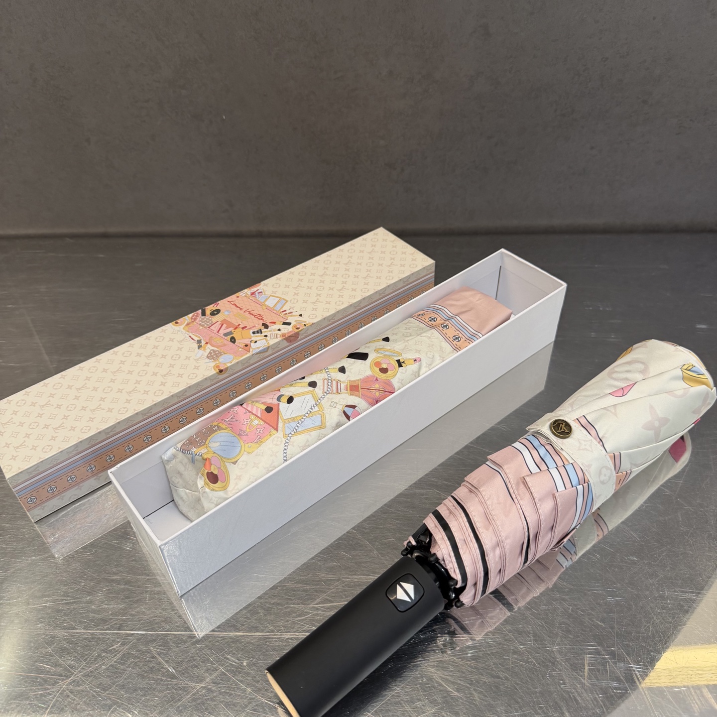 LV 路易威登三折防晒睛雨伞。。 夏季新款 全自动折叠晴雨伞 内里黑色涂层防晒有效阻隔紫外线99%，UP