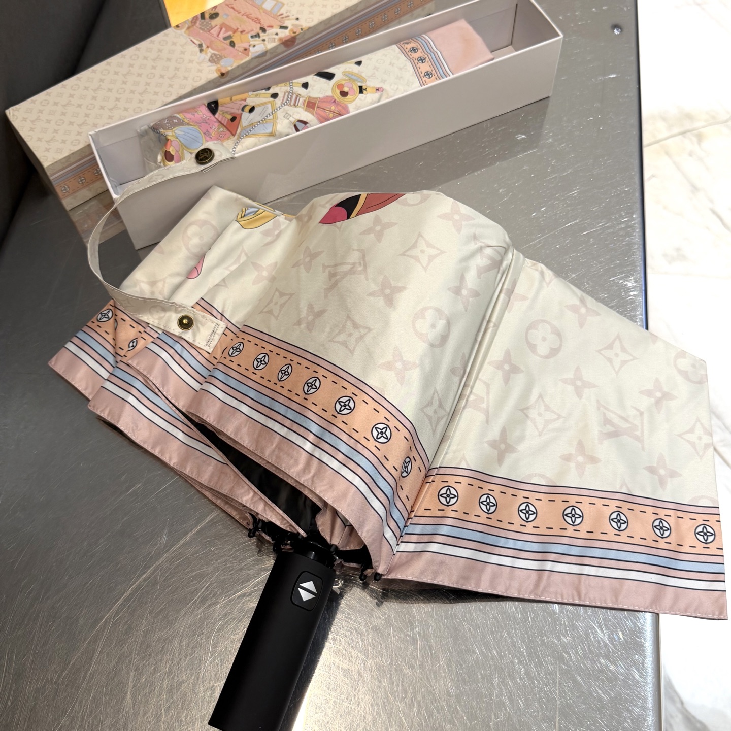 LV 路易威登三折防晒睛雨伞。。 夏季新款 全自动折叠晴雨伞 内里黑色涂层防晒有效阻隔紫外线99%，UP