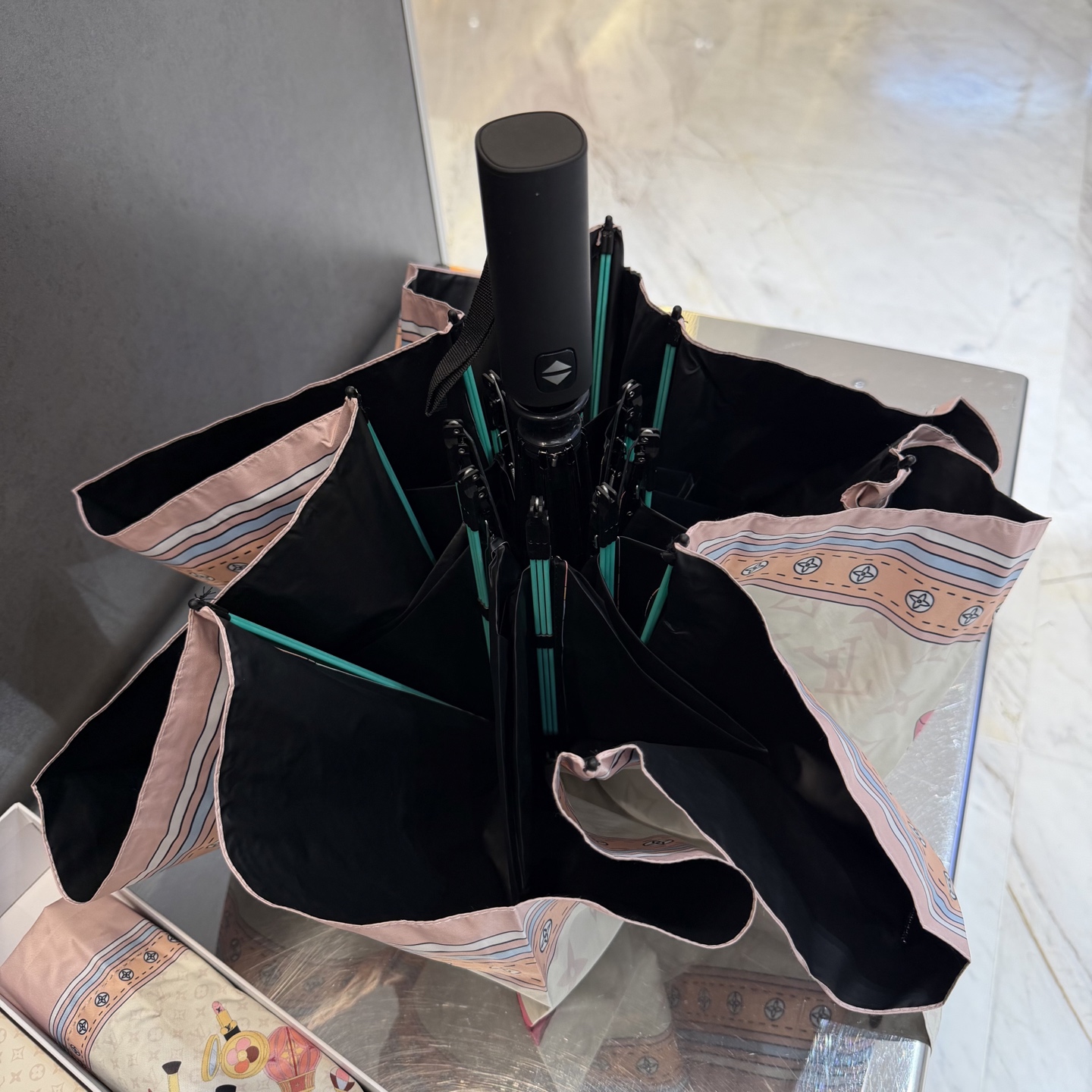 LV 路易威登三折防晒睛雨伞。。 夏季新款 全自动折叠晴雨伞 内里黑色涂层防晒有效阻隔紫外线99%，UP