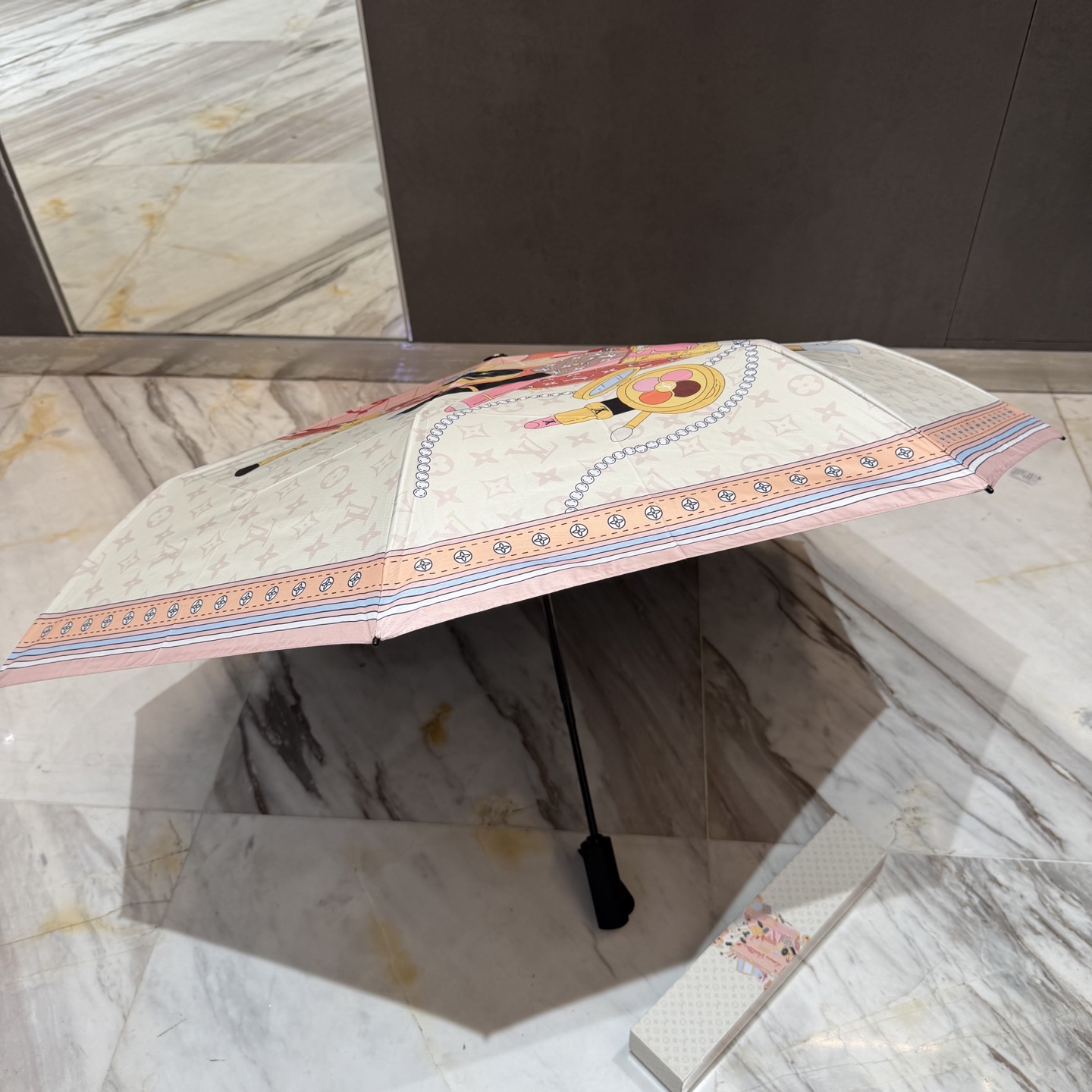 LV 路易威登三折防晒睛雨伞。。 夏季新款 全自动折叠晴雨伞 内里黑色涂层防晒有效阻隔紫外线99%，UP