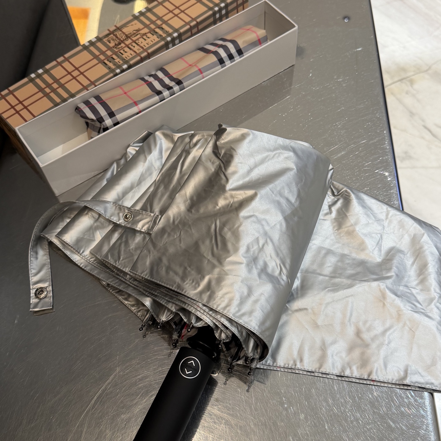 巴宝莉BURBERRY 新款太银胶全遮光防晒遮阳晴雨伞巴宝莉自动开收👉层防晒有效阻隔紫外线99%，UPF