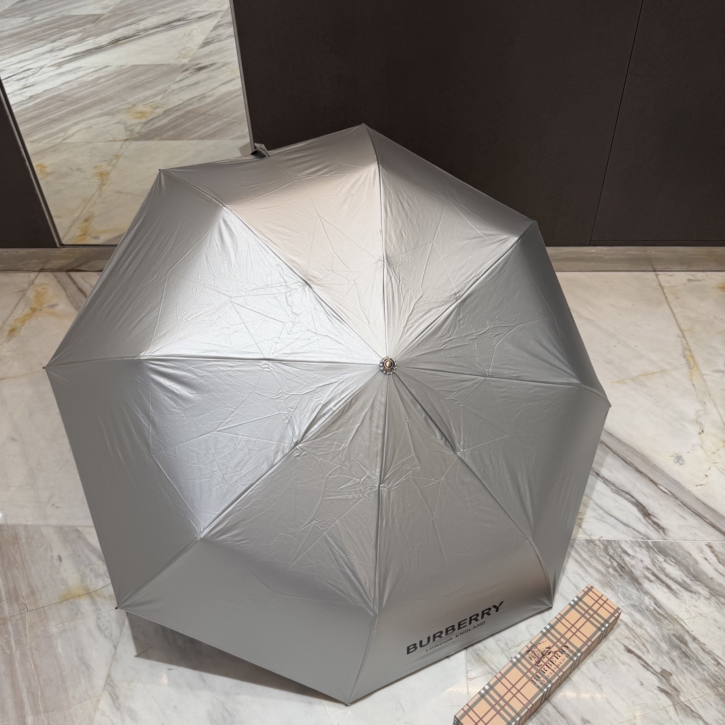 巴宝莉BURBERRY 新款太银胶全遮光防晒遮阳晴雨伞巴宝莉自动开收👉层防晒有效阻隔紫外线99%，UPF