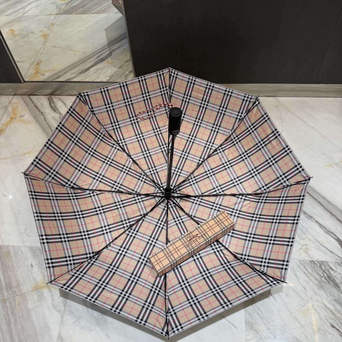 巴宝莉BURBERRY 新款太银胶全遮光防晒遮阳晴雨伞巴宝莉自动开收👉层防晒有效阻隔紫外线99%，UPF