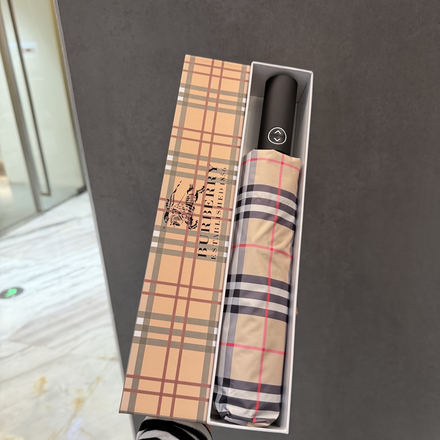 巴宝莉BURBERRY 新款太银胶全遮光防晒遮阳晴雨伞巴宝莉自动开收👉层防晒有效阻隔紫外线99%，UPF