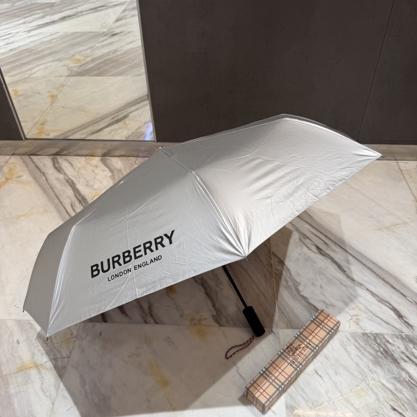 巴宝莉BURBERRY 新款太银胶全遮光防晒遮阳晴雨伞巴宝莉自动开收👉层防晒有效阻隔紫外线99%，UPF