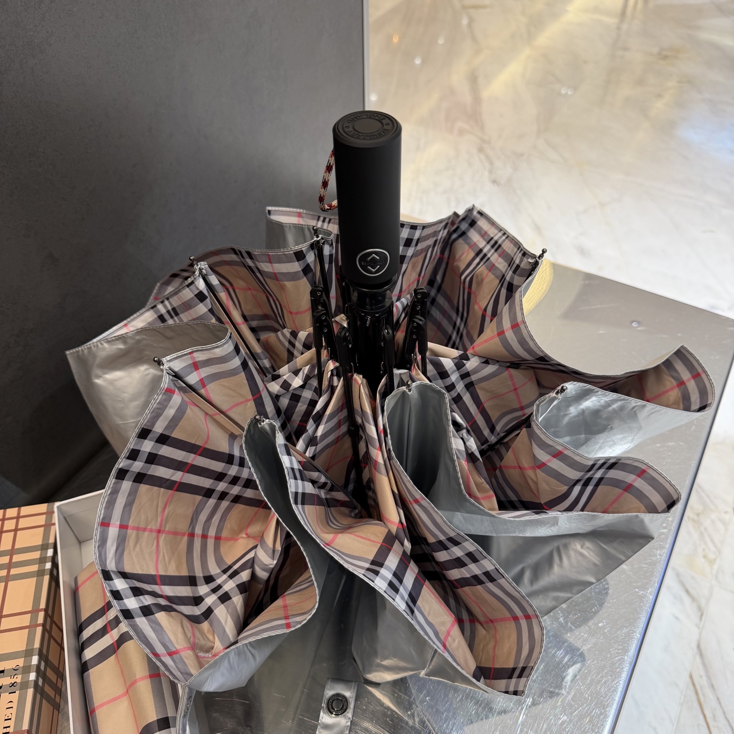 巴宝莉BURBERRY 新款太银胶全遮光防晒遮阳晴雨伞巴宝莉自动开收👉层防晒有效阻隔紫外线99%，UPF