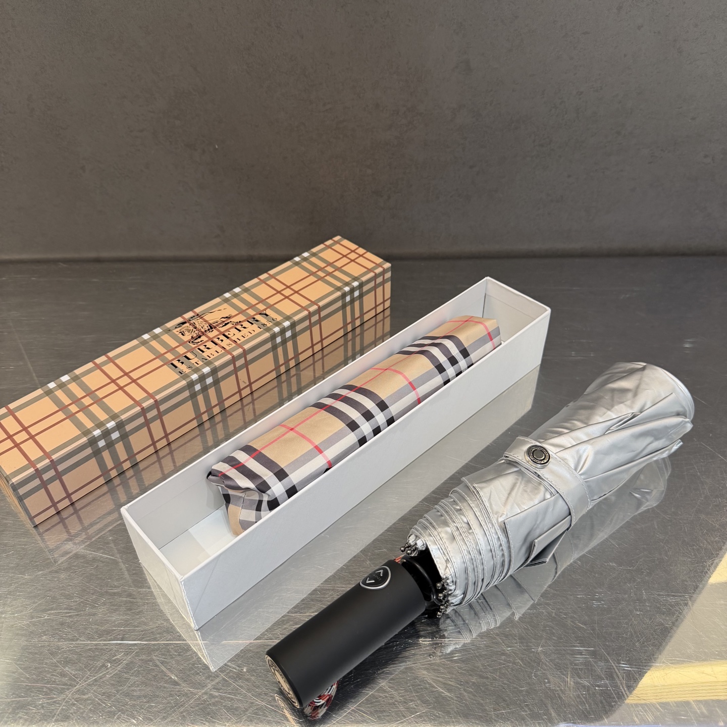 巴宝莉BURBERRY 新款太银胶全遮光防晒遮阳晴雨伞巴宝莉自动开收👉层防晒有效阻隔紫外线99%，UPF