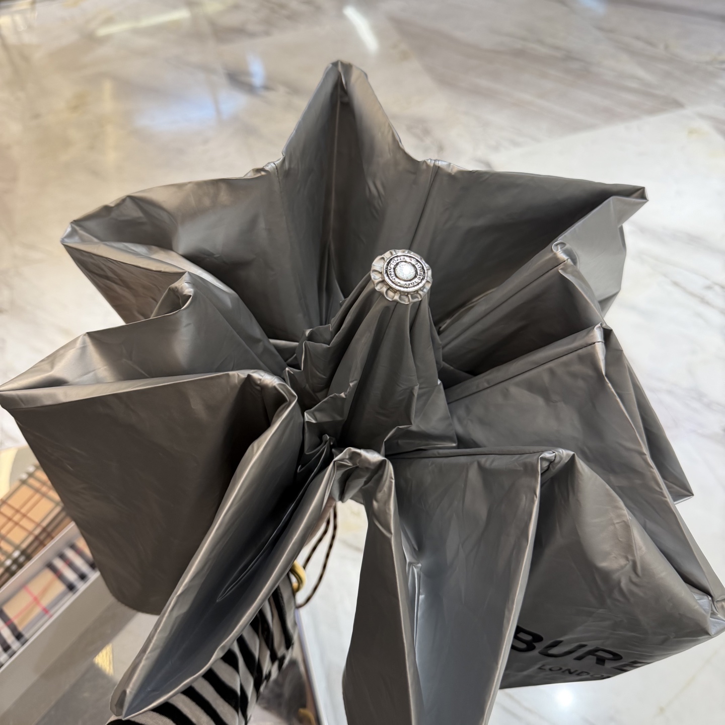 巴宝莉BURBERRY 新款太银胶全遮光防晒遮阳晴雨伞巴宝莉自动开收👉层防晒有效阻隔紫外线99%，UPF