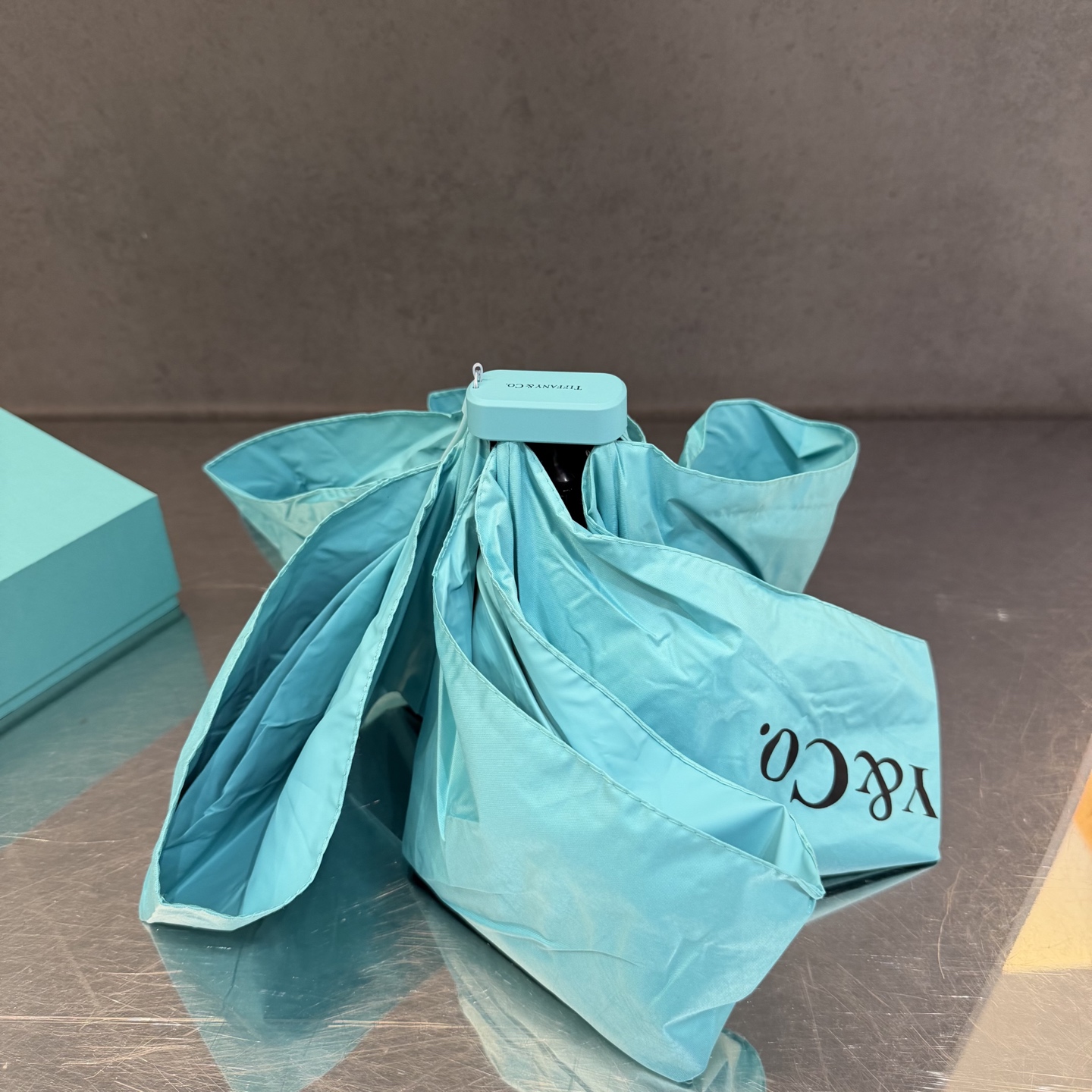 Tiffany蒂芙尼 。。 夏季新款 五折晴雨伞 配送链包配套礼盒 链包可放手机 ，时尚博主人手一套，造