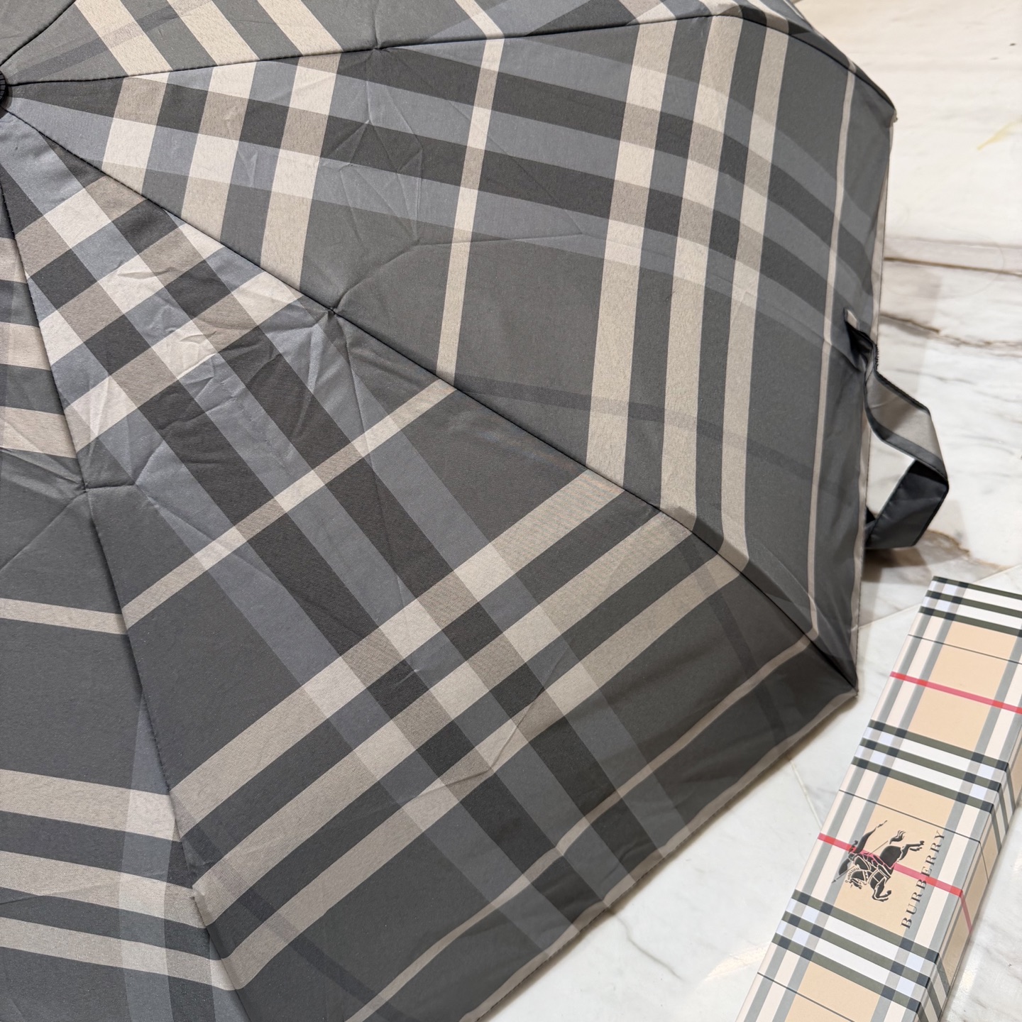 巴宝莉BURBERRY 新款全遮光防晒遮阳晴雨伞巴宝莉自动开收👉层防晒有效阻隔紫外线99%，UPF>50