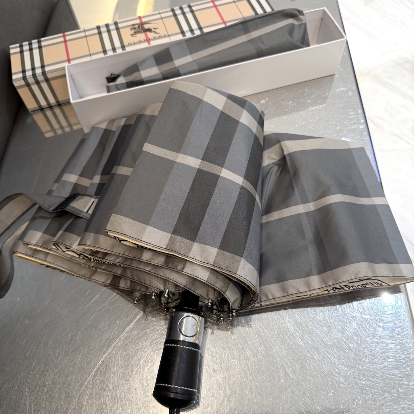 巴宝莉BURBERRY 新款全遮光防晒遮阳晴雨伞巴宝莉自动开收👉层防晒有效阻隔紫外线99%，UPF>50