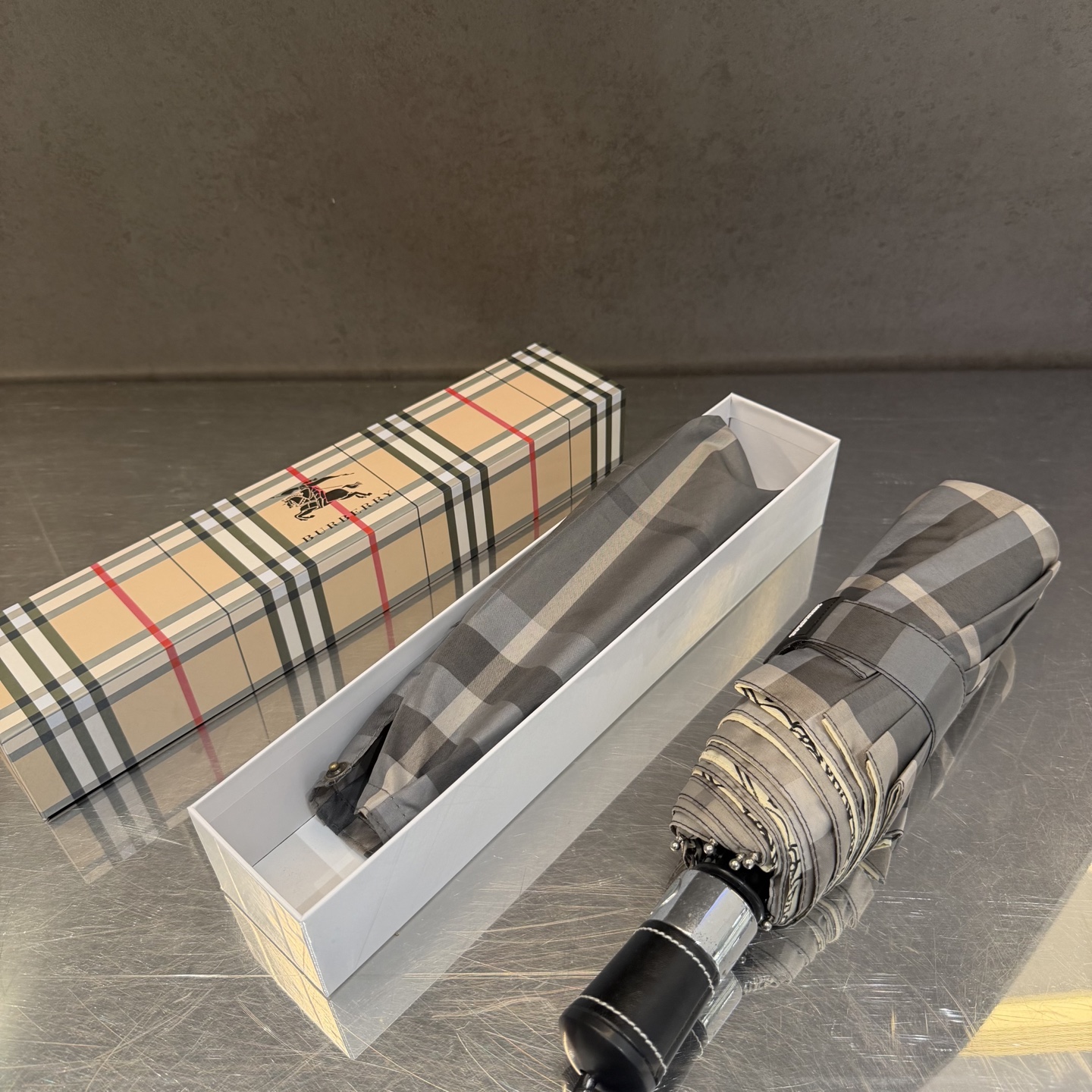 巴宝莉BURBERRY 新款全遮光防晒遮阳晴雨伞巴宝莉自动开收👉层防晒有效阻隔紫外线99%，UPF>50