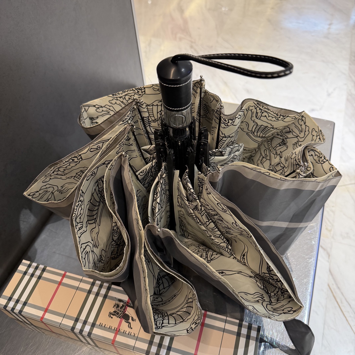 巴宝莉BURBERRY 新款全遮光防晒遮阳晴雨伞巴宝莉自动开收👉层防晒有效阻隔紫外线99%，UPF>50
