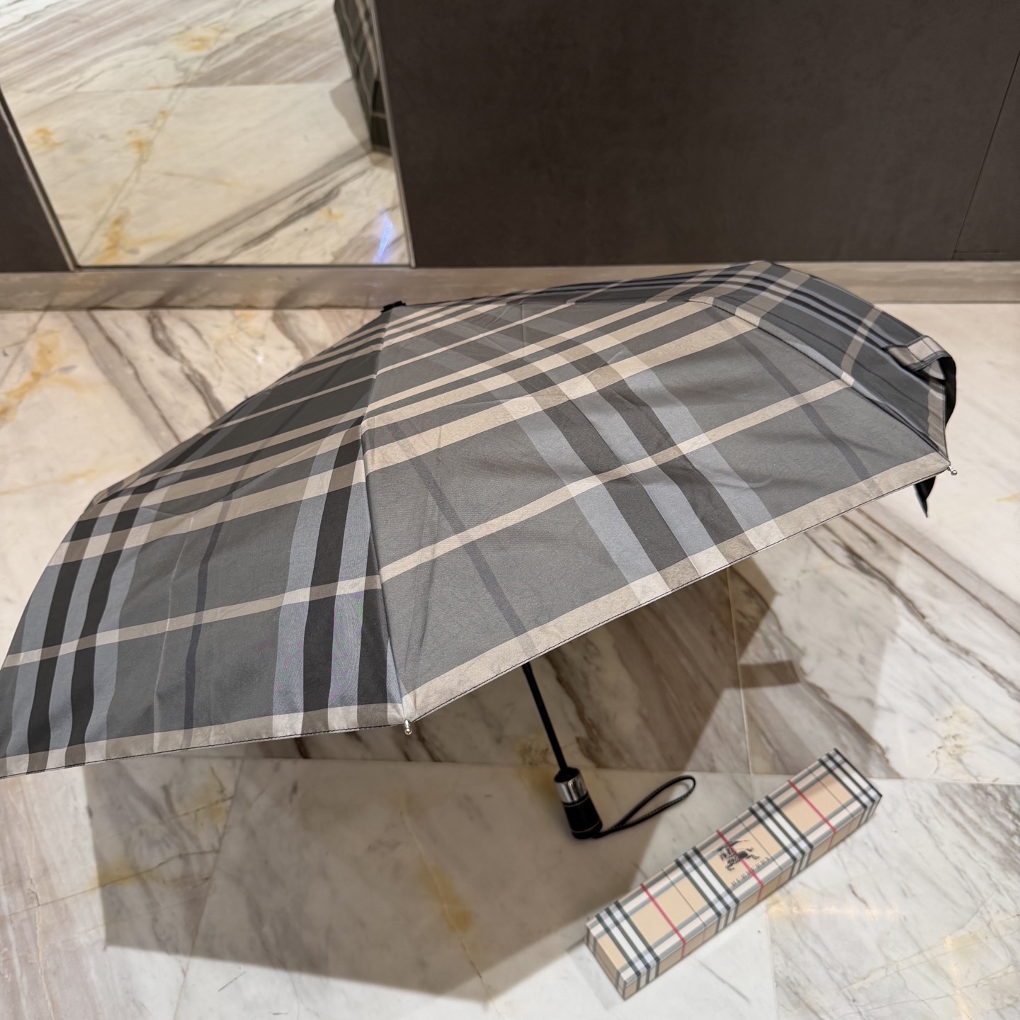 巴宝莉BURBERRY 新款全遮光防晒遮阳晴雨伞巴宝莉自动开收👉层防晒有效阻隔紫外线99%，UPF>50