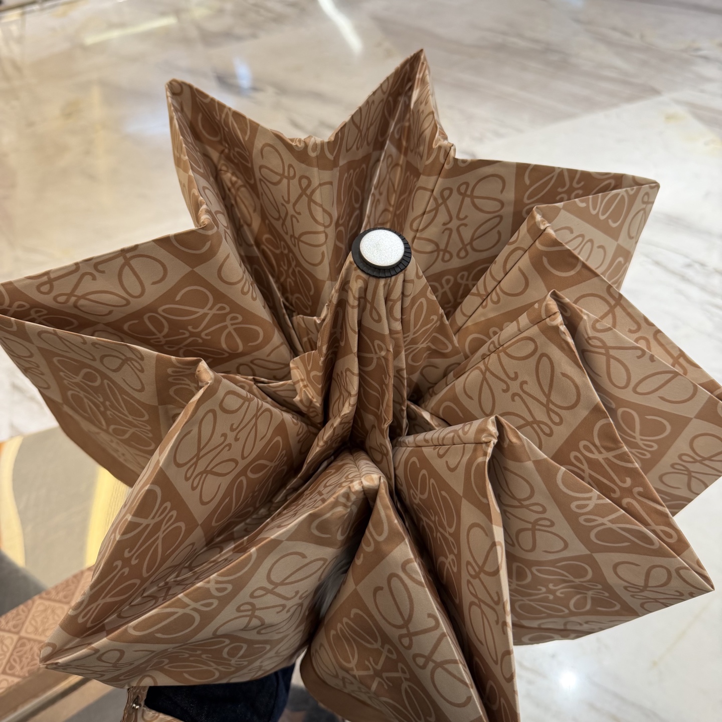 罗意威 LOEWE 新款三折全遮光防晒遮阳晴雨伞👉层防晒有效阻隔紫外线99%，UPF>50 所以能起到伞