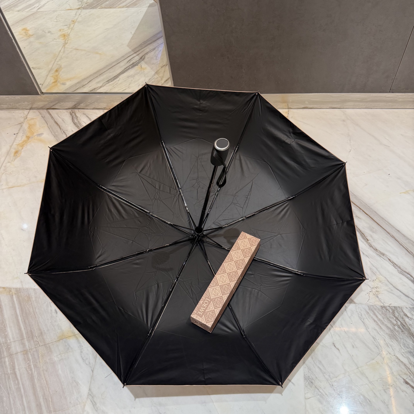罗意威 LOEWE 新款三折全遮光防晒遮阳晴雨伞👉层防晒有效阻隔紫外线99%，UPF>50 所以能起到伞