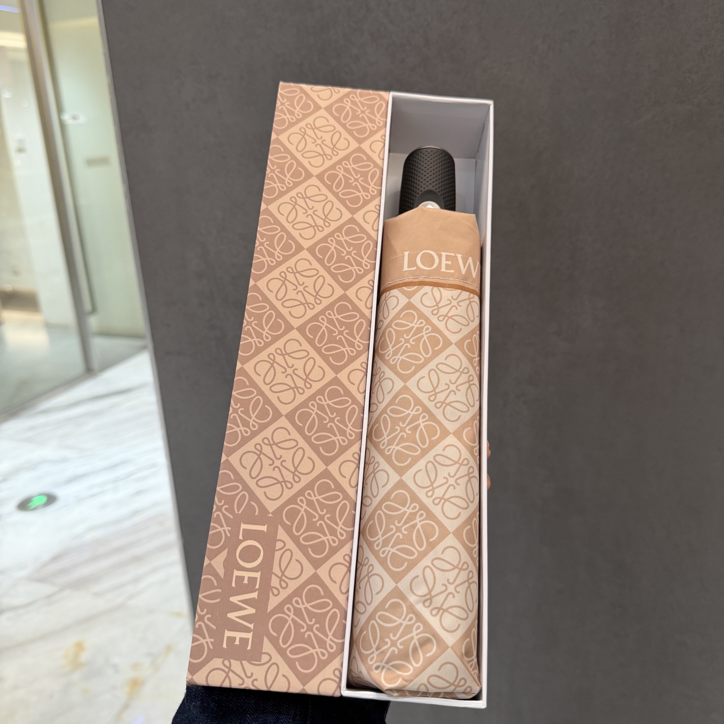 罗意威 LOEWE 新款三折全遮光防晒遮阳晴雨伞👉层防晒有效阻隔紫外线99%，UPF>50 所以能起到伞