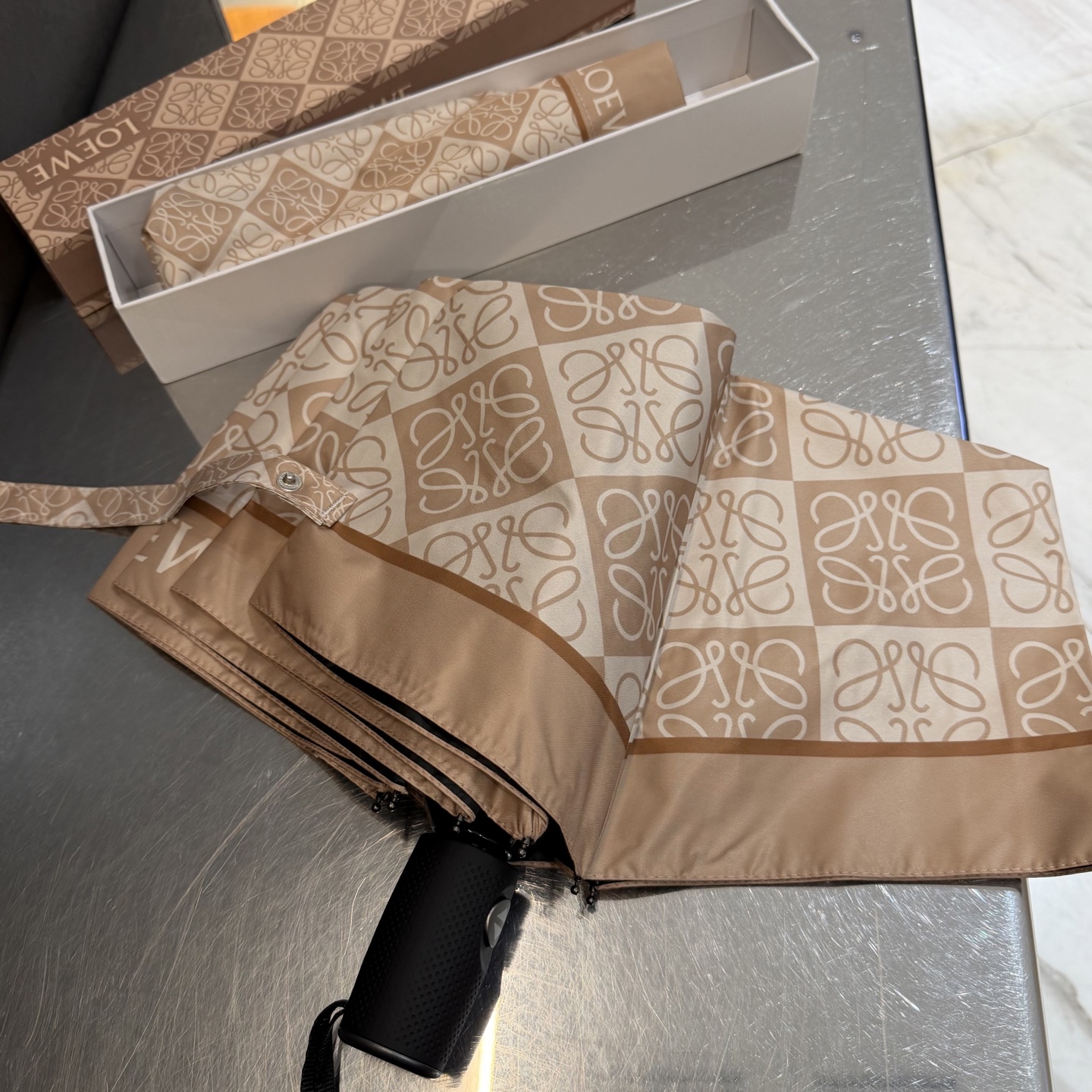 罗意威 LOEWE 新款三折全遮光防晒遮阳晴雨伞👉层防晒有效阻隔紫外线99%，UPF>50 所以能起到伞