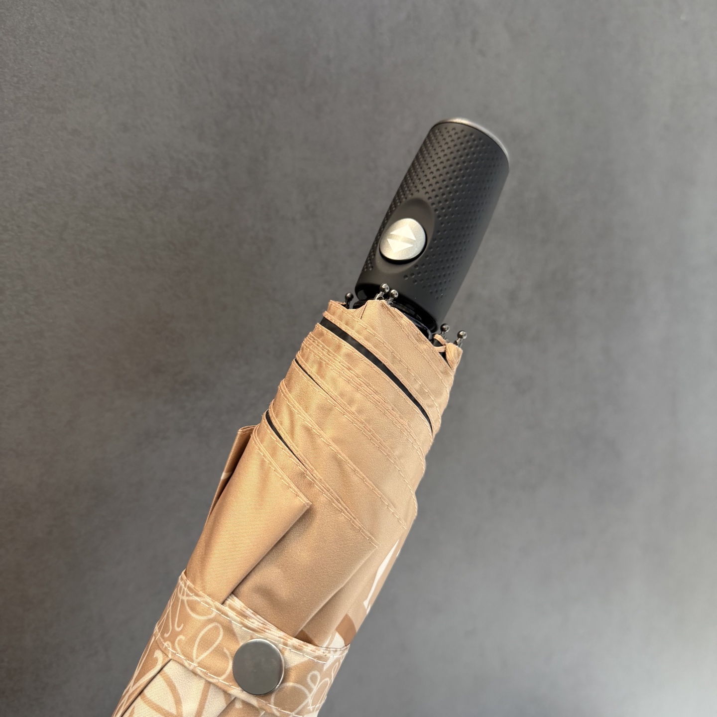 罗意威 LOEWE 新款三折全遮光防晒遮阳晴雨伞👉层防晒有效阻隔紫外线99%，UPF>50 所以能起到伞