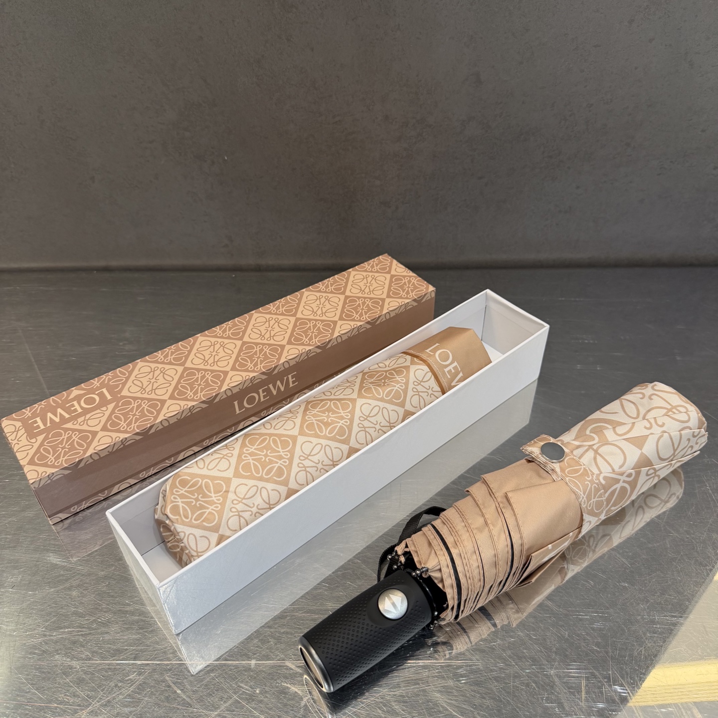 罗意威 LOEWE 新款三折全遮光防晒遮阳晴雨伞👉层防晒有效阻隔紫外线99%，UPF>50 所以能起到伞