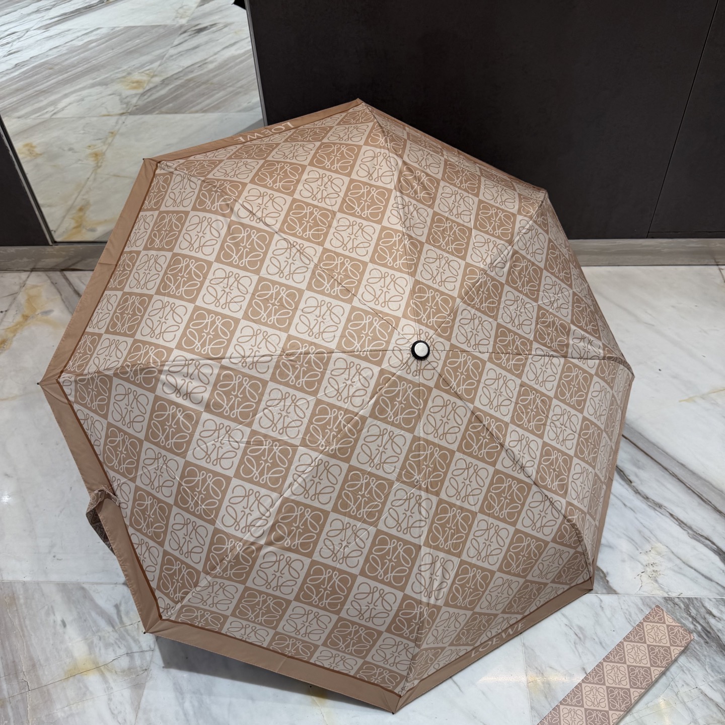 罗意威 LOEWE 新款三折全遮光防晒遮阳晴雨伞👉层防晒有效阻隔紫外线99%，UPF>50 所以能起到伞