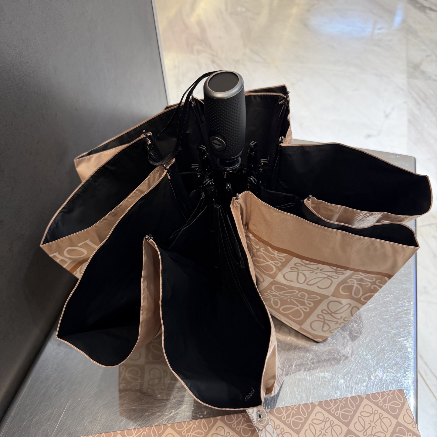 罗意威 LOEWE 新款三折全遮光防晒遮阳晴雨伞👉层防晒有效阻隔紫外线99%，UPF>50 所以能起到伞