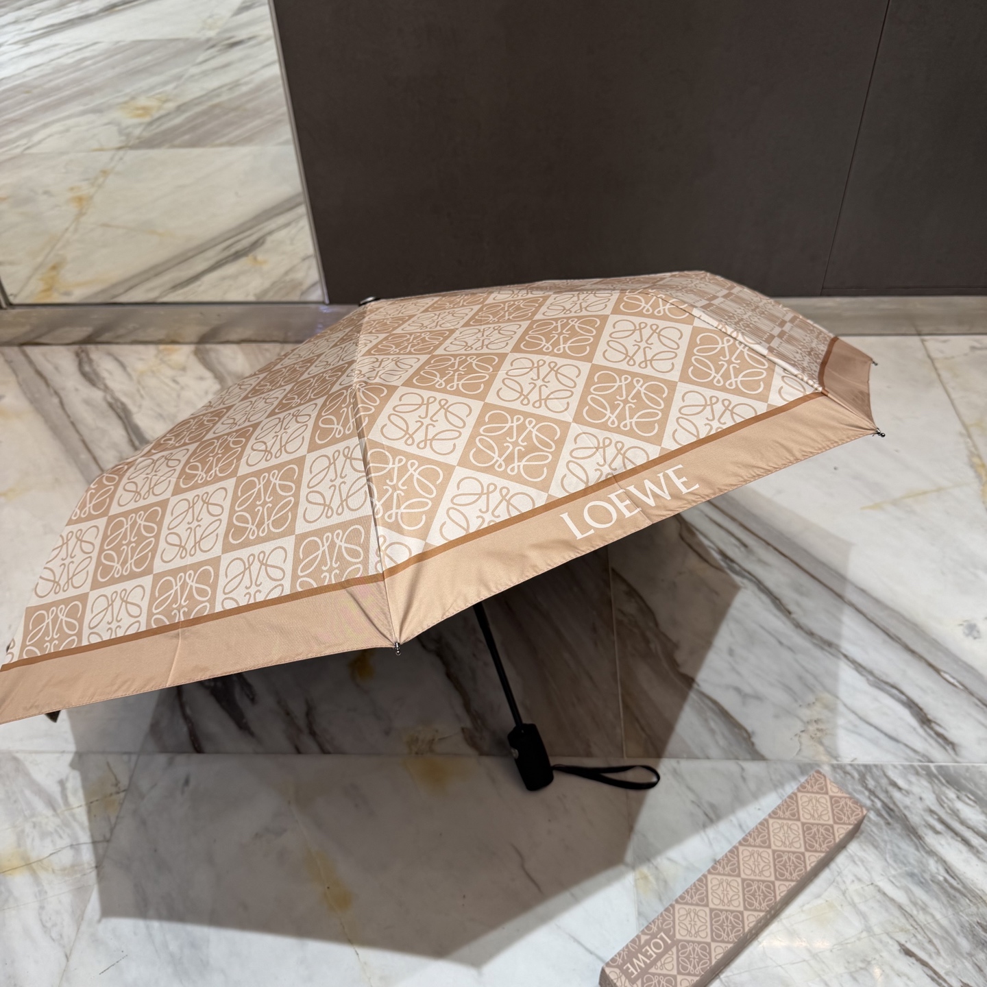 罗意威 LOEWE 新款三折全遮光防晒遮阳晴雨伞👉层防晒有效阻隔紫外线99%，UPF>50 所以能起到伞