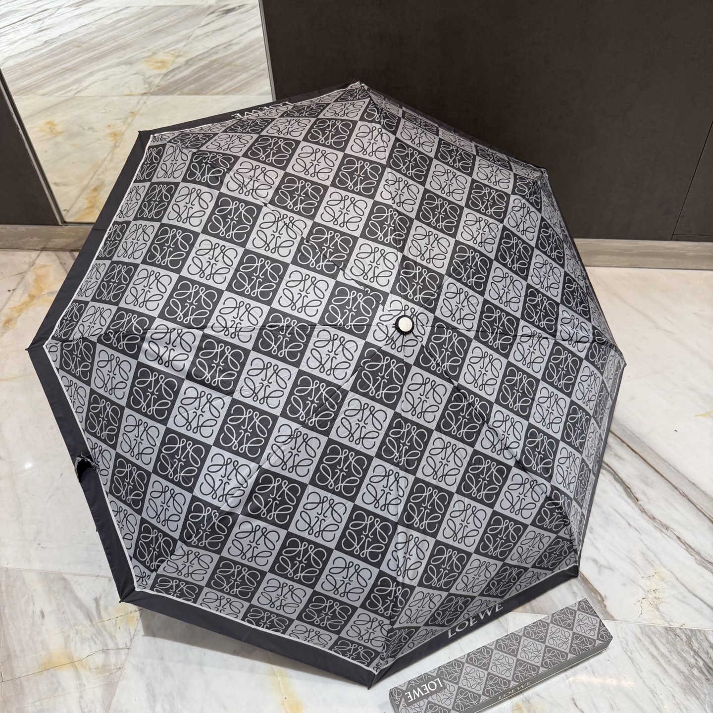 罗意威 LOEWE 新款三折全遮光防晒遮阳晴雨伞👉层防晒有效阻隔紫外线99%，UPF>50 所以能起到伞