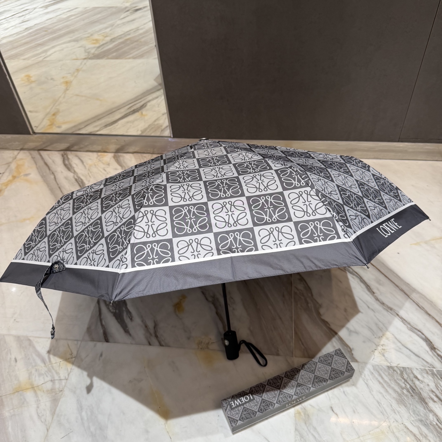 罗意威 LOEWE 新款三折全遮光防晒遮阳晴雨伞👉层防晒有效阻隔紫外线99%，UPF>50 所以能起到伞