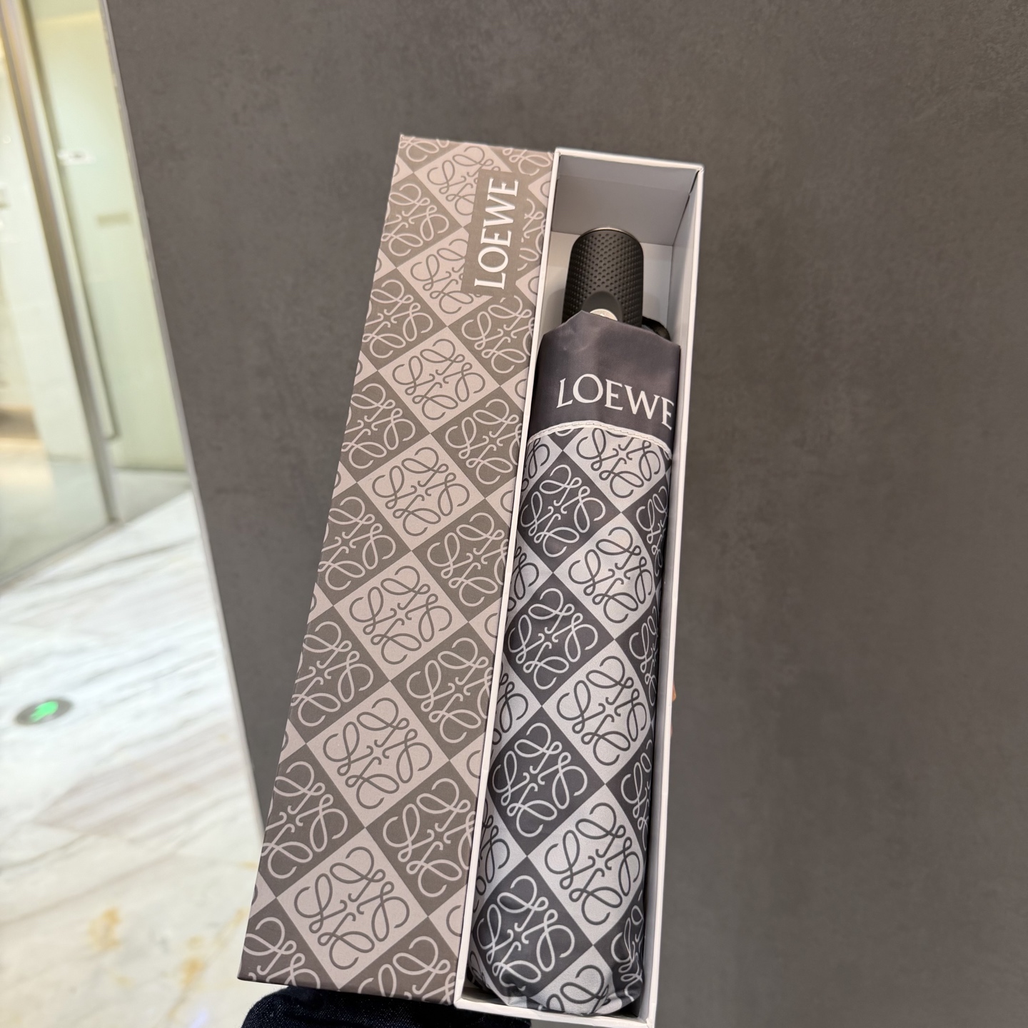 罗意威 LOEWE 新款三折全遮光防晒遮阳晴雨伞👉层防晒有效阻隔紫外线99%，UPF>50 所以能起到伞