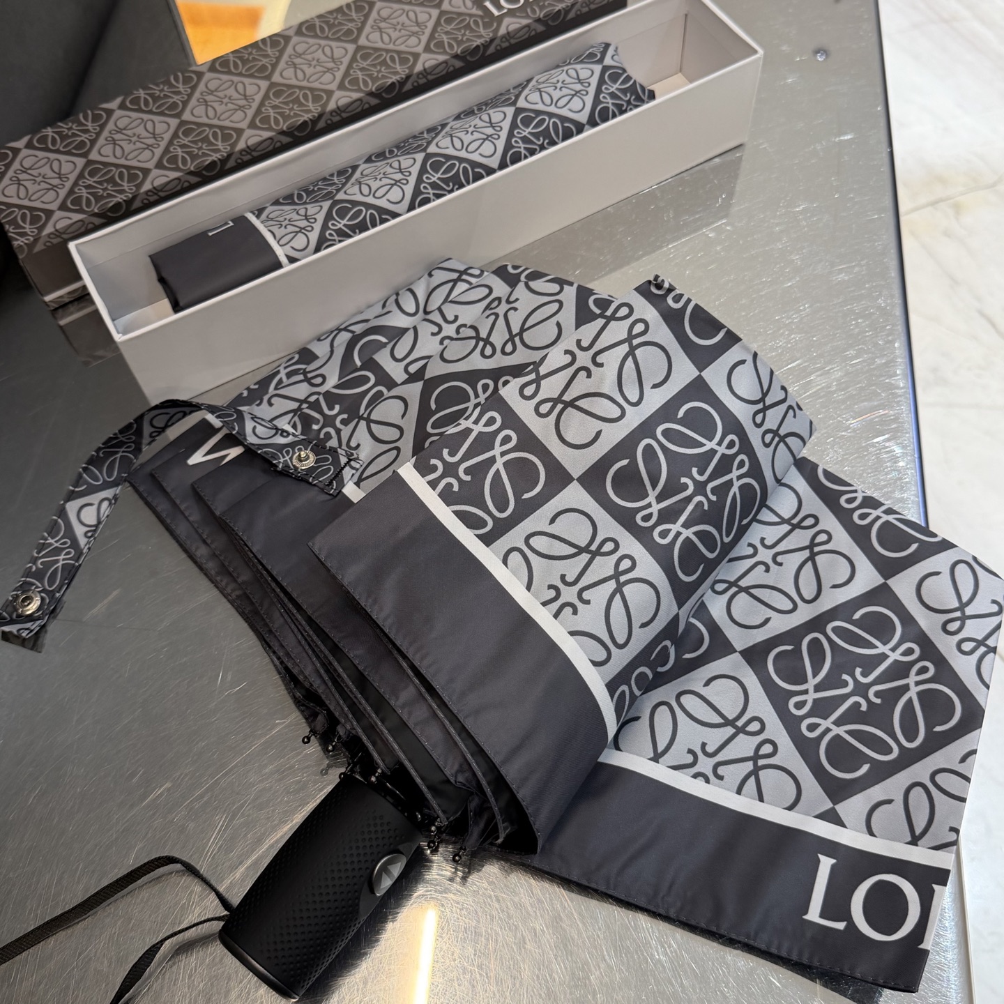 罗意威 LOEWE 新款三折全遮光防晒遮阳晴雨伞👉层防晒有效阻隔紫外线99%，UPF>50 所以能起到伞