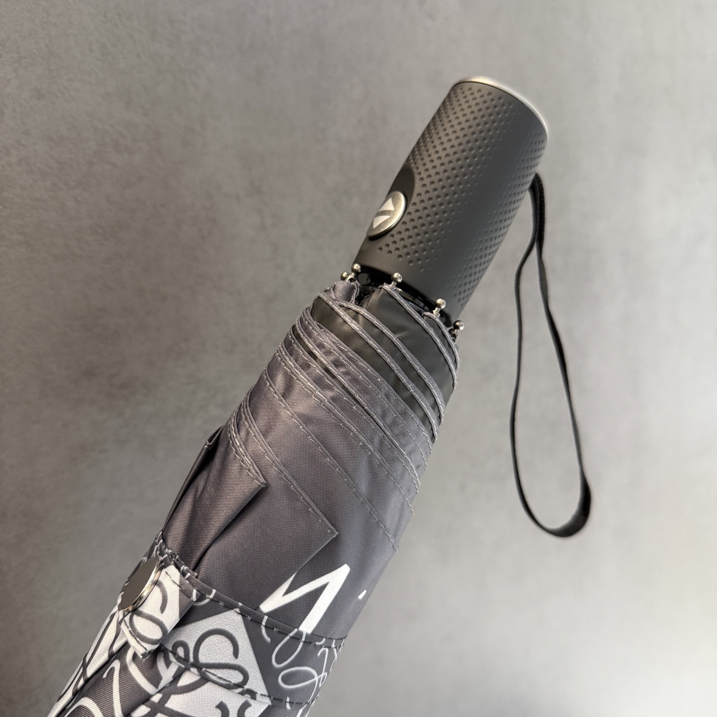 罗意威 LOEWE 新款三折全遮光防晒遮阳晴雨伞👉层防晒有效阻隔紫外线99%，UPF>50 所以能起到伞