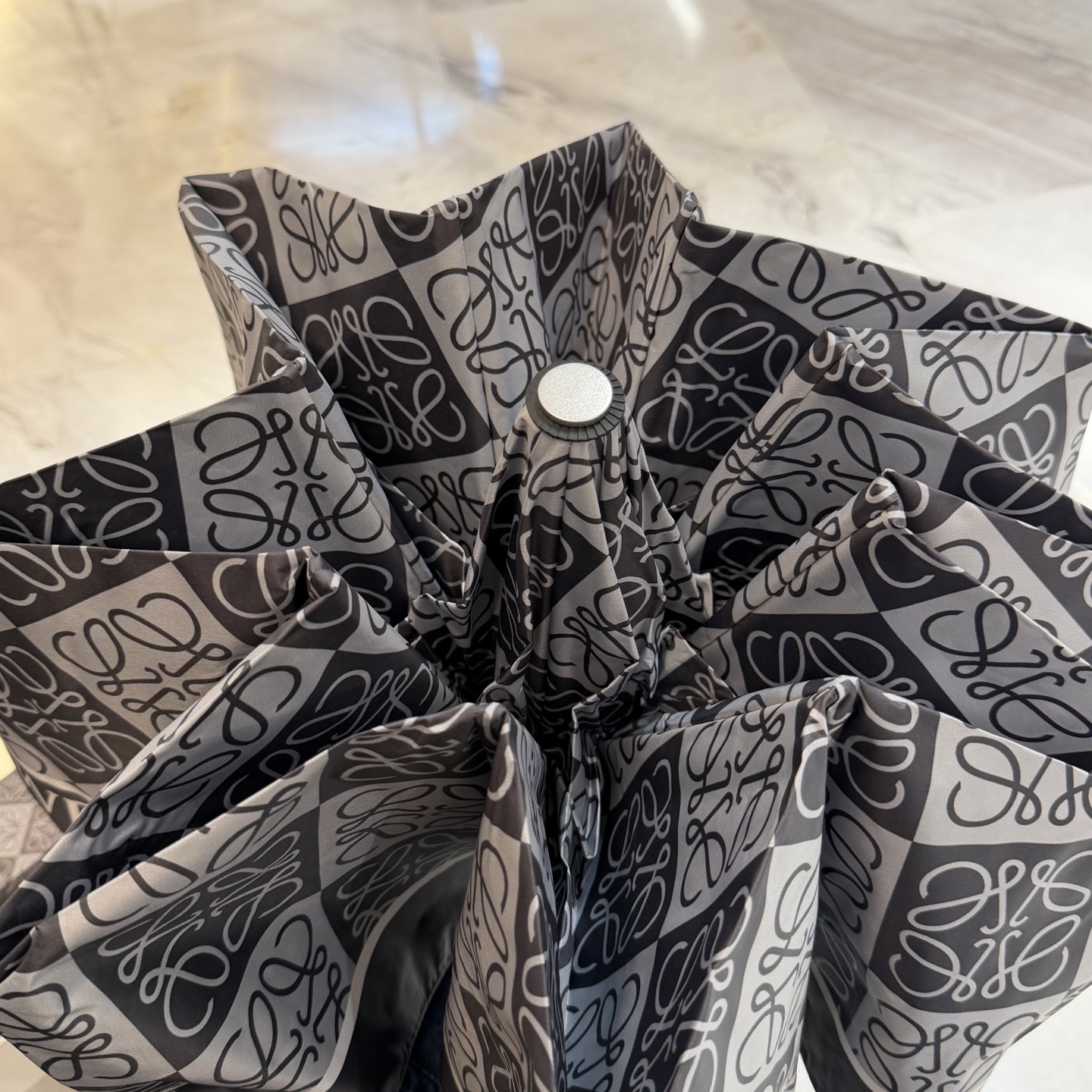 罗意威 LOEWE 新款三折全遮光防晒遮阳晴雨伞👉层防晒有效阻隔紫外线99%，UPF>50 所以能起到伞