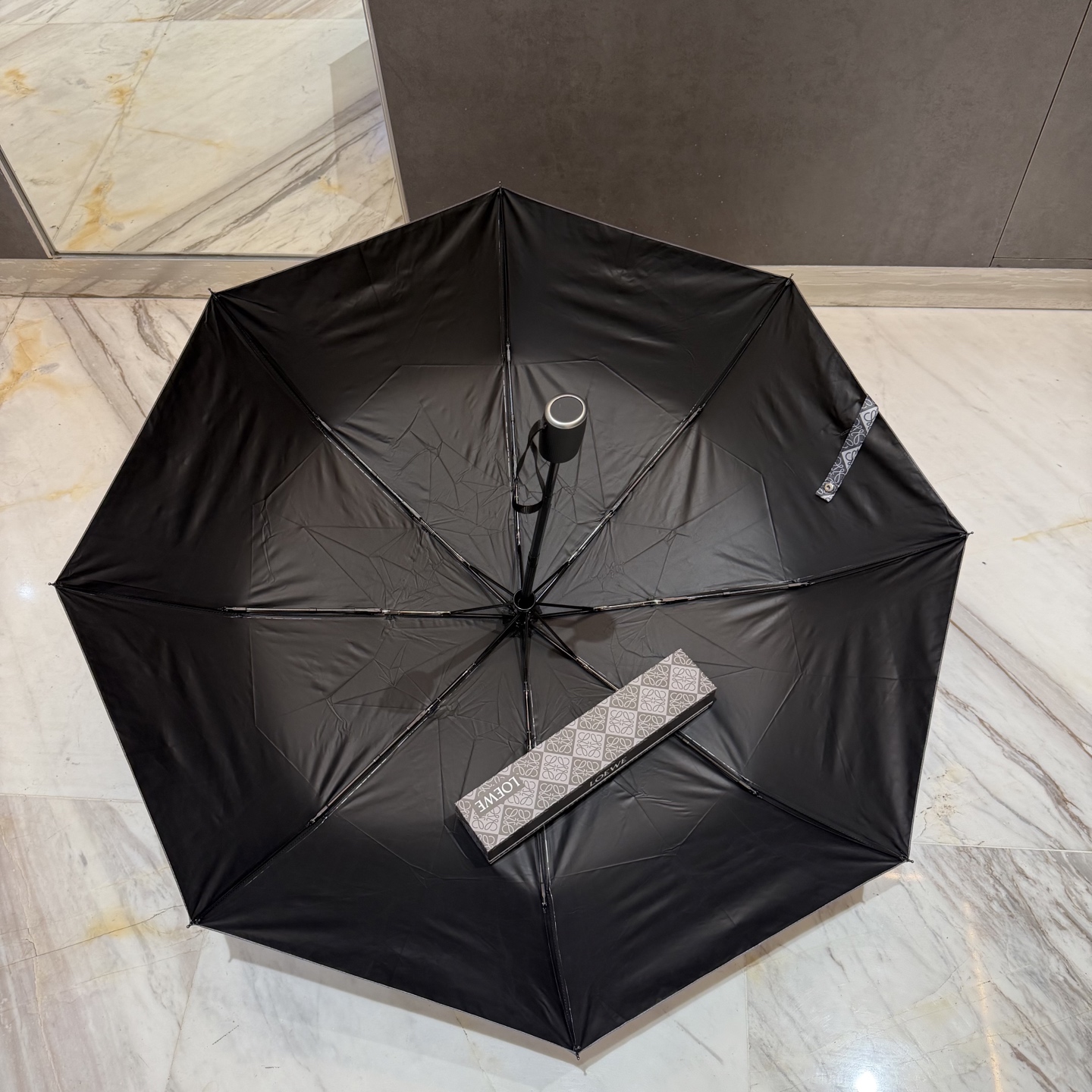 罗意威 LOEWE 新款三折全遮光防晒遮阳晴雨伞👉层防晒有效阻隔紫外线99%，UPF>50 所以能起到伞